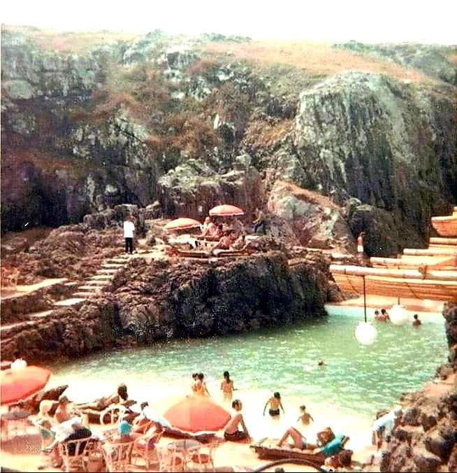 Flores enseguida supo que el diseño iba a seguir la forma de las rocas, de la naturaleza, y que quería alterarla lo menos posible (Foto: Casas y construcciones antiguas Uruguay)