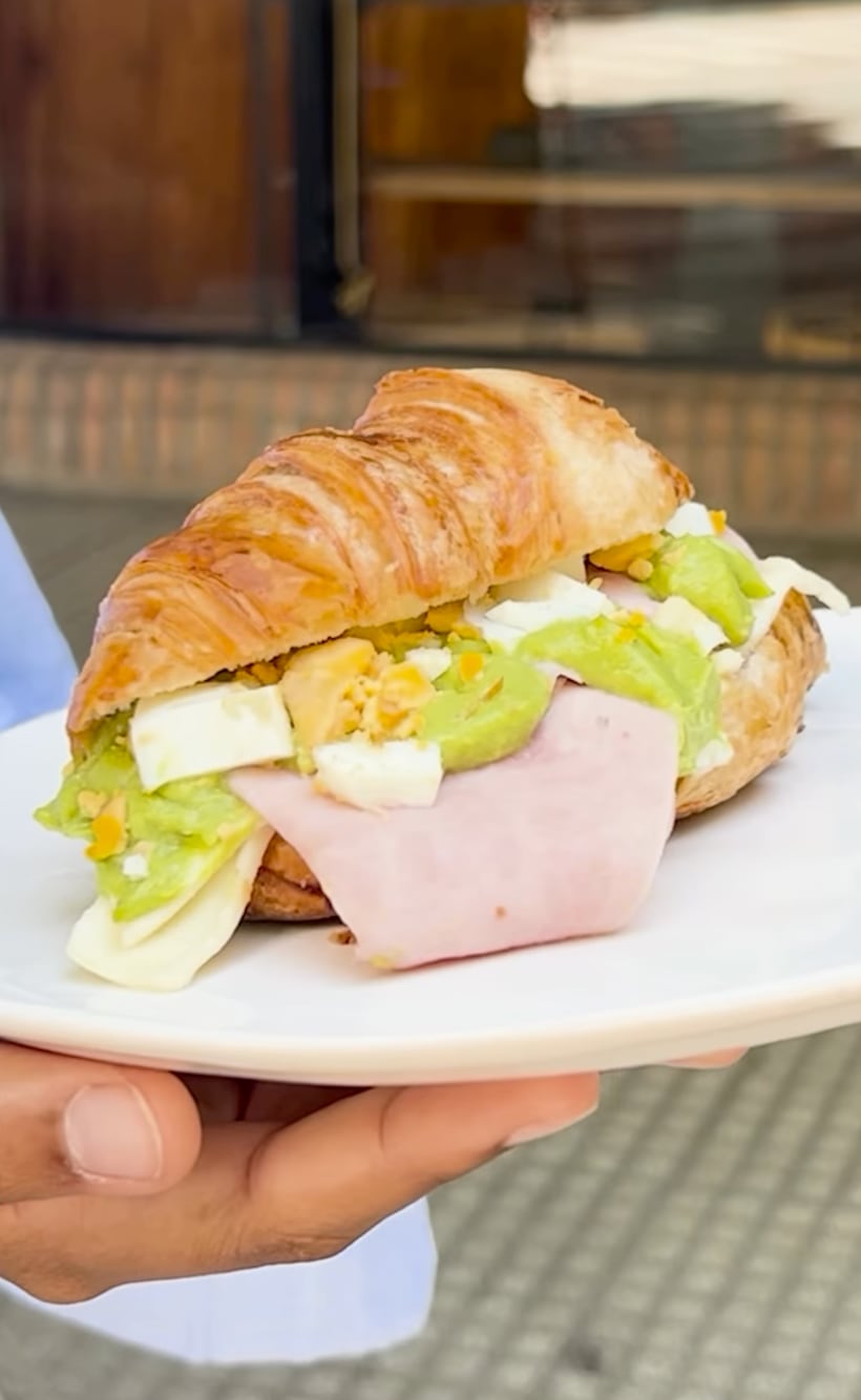 Una novedad de la carta: croissant de huevo, palta, jamón y queso