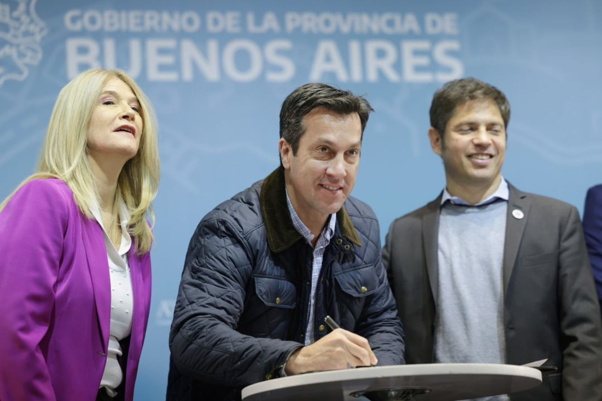 El intendente de Necochea, Arturo Rojas, junto al gobernador de la provincia, Axel Kicillof, en un acto