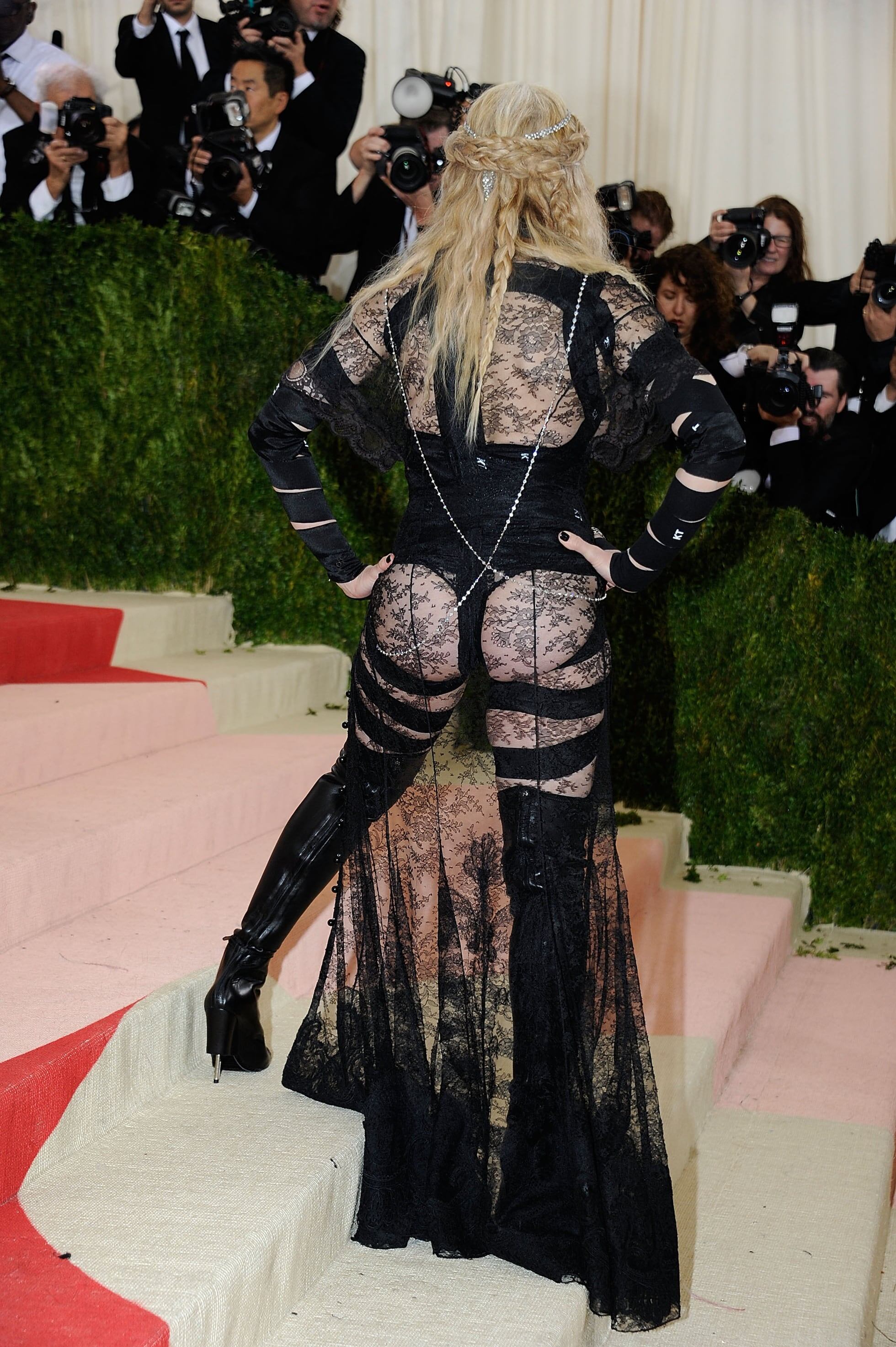 Madonna en 2016 apareció en todas las listas de ‘peor vestidas’ por su elección, un diseño de Tisci para Givenchy negro con correas y transparencias.