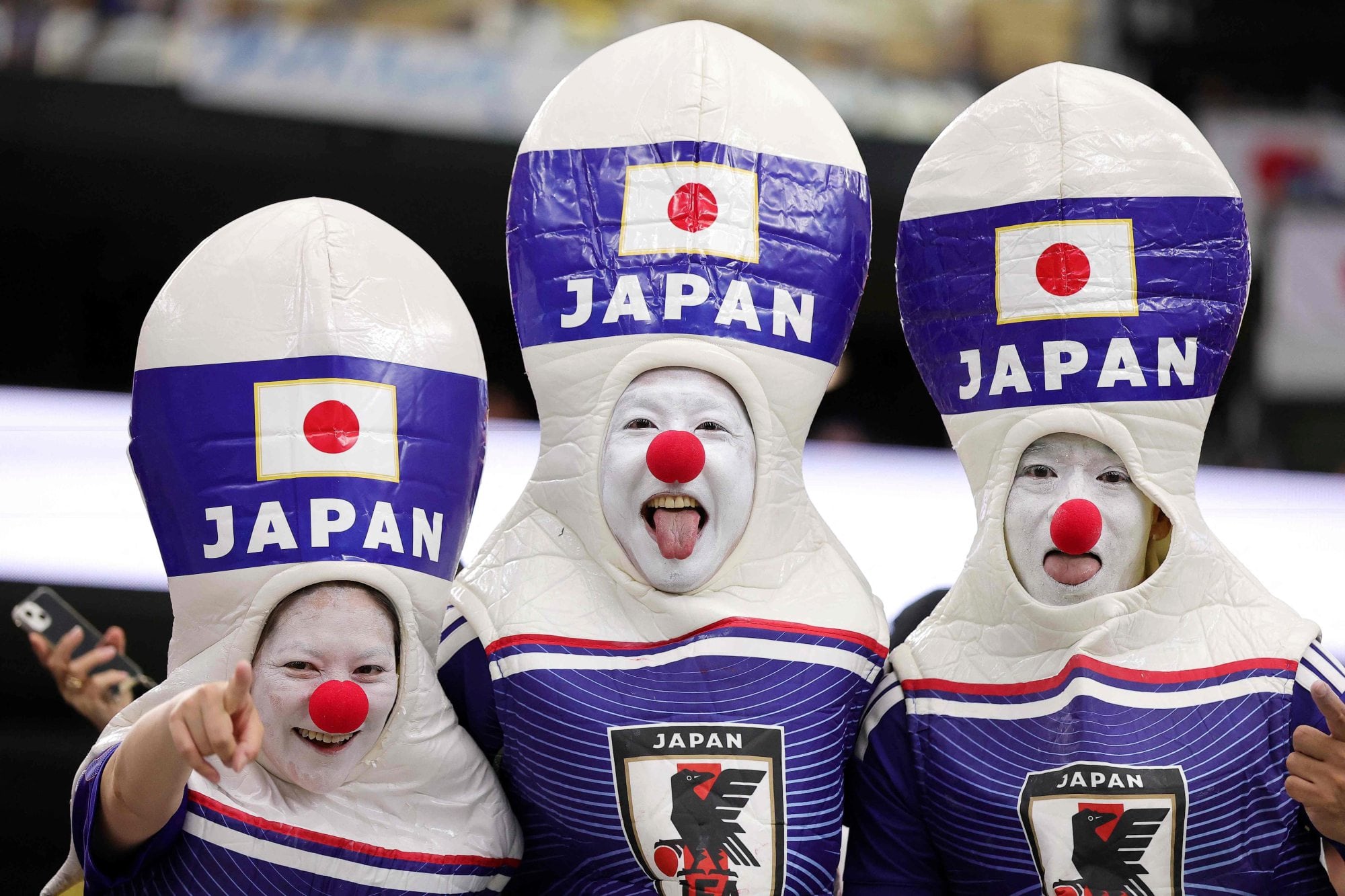 Los japoneses se disfrazan en las tribunas y alientan todo el partido