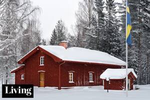 Con sus propias manos, una joven pareja reformó una casa del 1800 perdida en el bosque