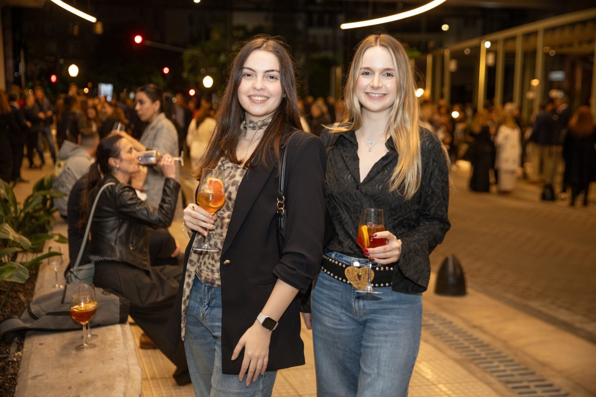 Adolfina Reynal, de 24 años, estudiante de Ciencias del Comportamiento y vecina de Recoleta, junto a una amiga, disfrutaron del evento y aprobaron el cambio