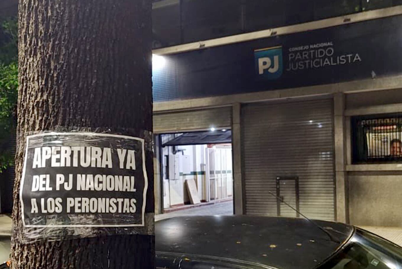 Los afiches en contra de la conducción de Cristina Kirchner en el PJ