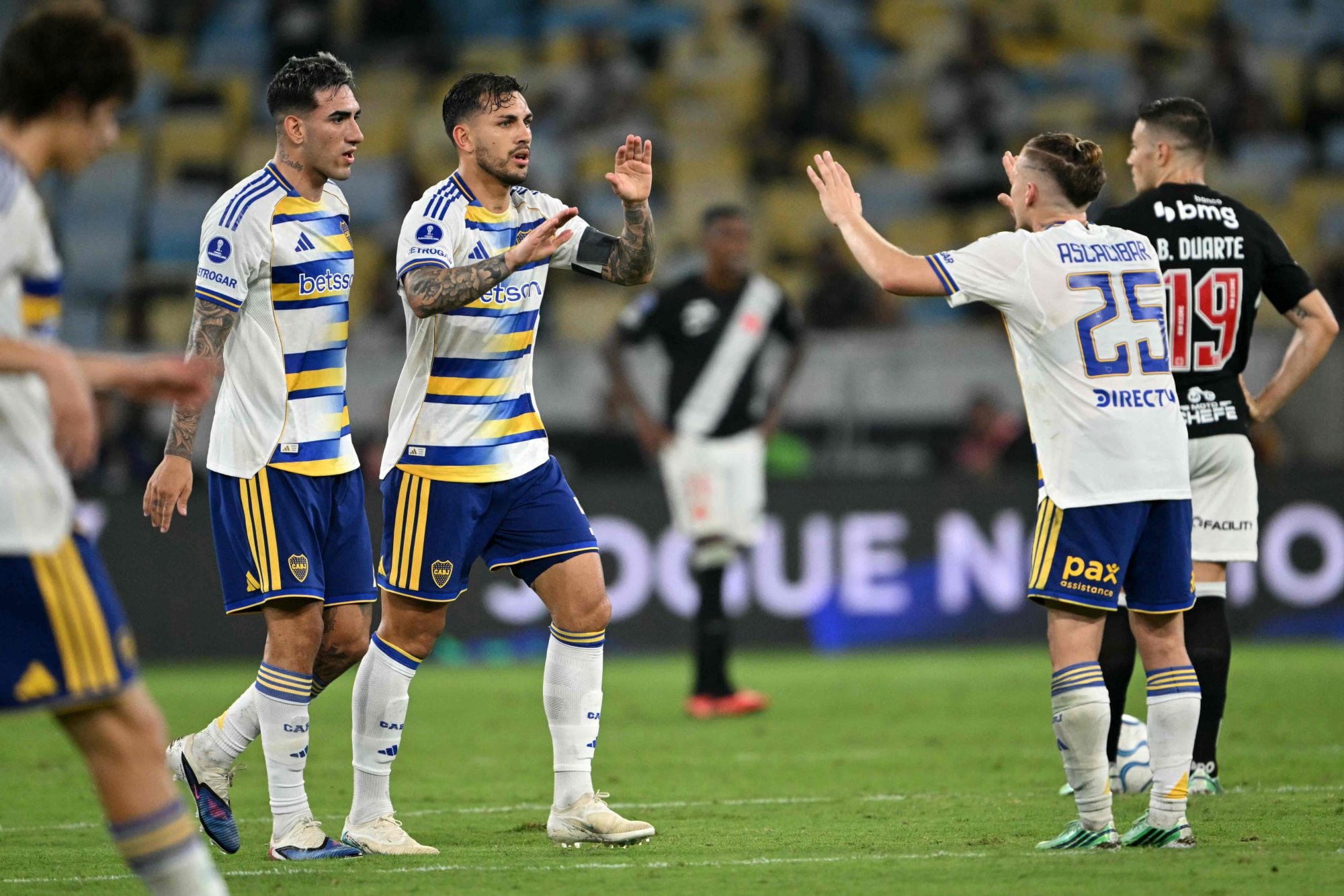 Lautaro Di Lollo custodia a Leandro Paredes, que se recibirá el saludo de Santiago Ascacibar; once días después de sufrir un desgarro, el volante regresó y selló la clasificación de Boca a la final