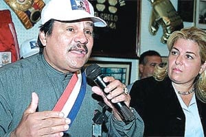 Roberto Durán anuncia su decisión, acompañado por Felicidad, su esposa