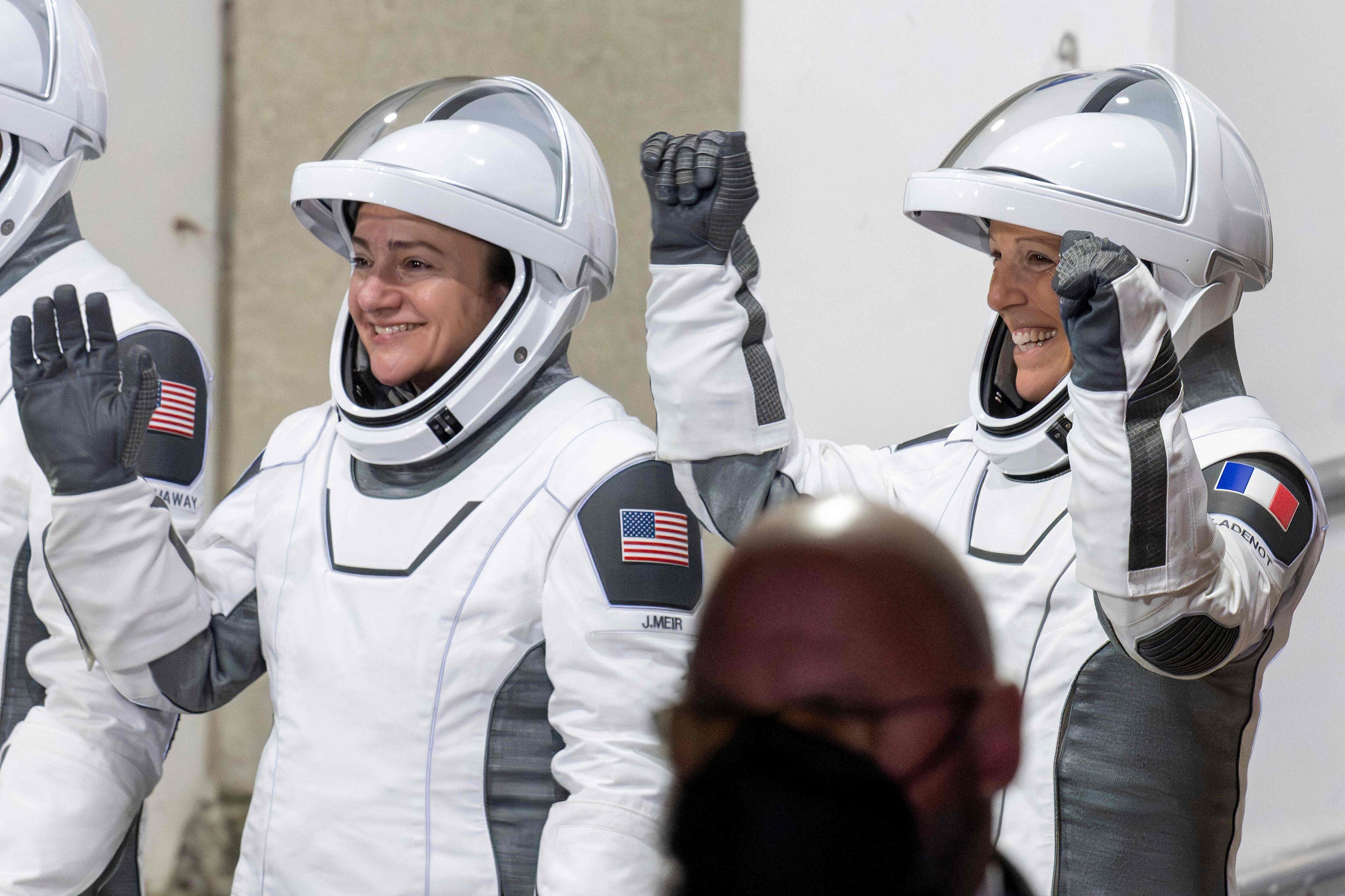 Las astronautas de la NASA Jessica Meir y Sophie Adenot
(Jim WATSON / AFP)