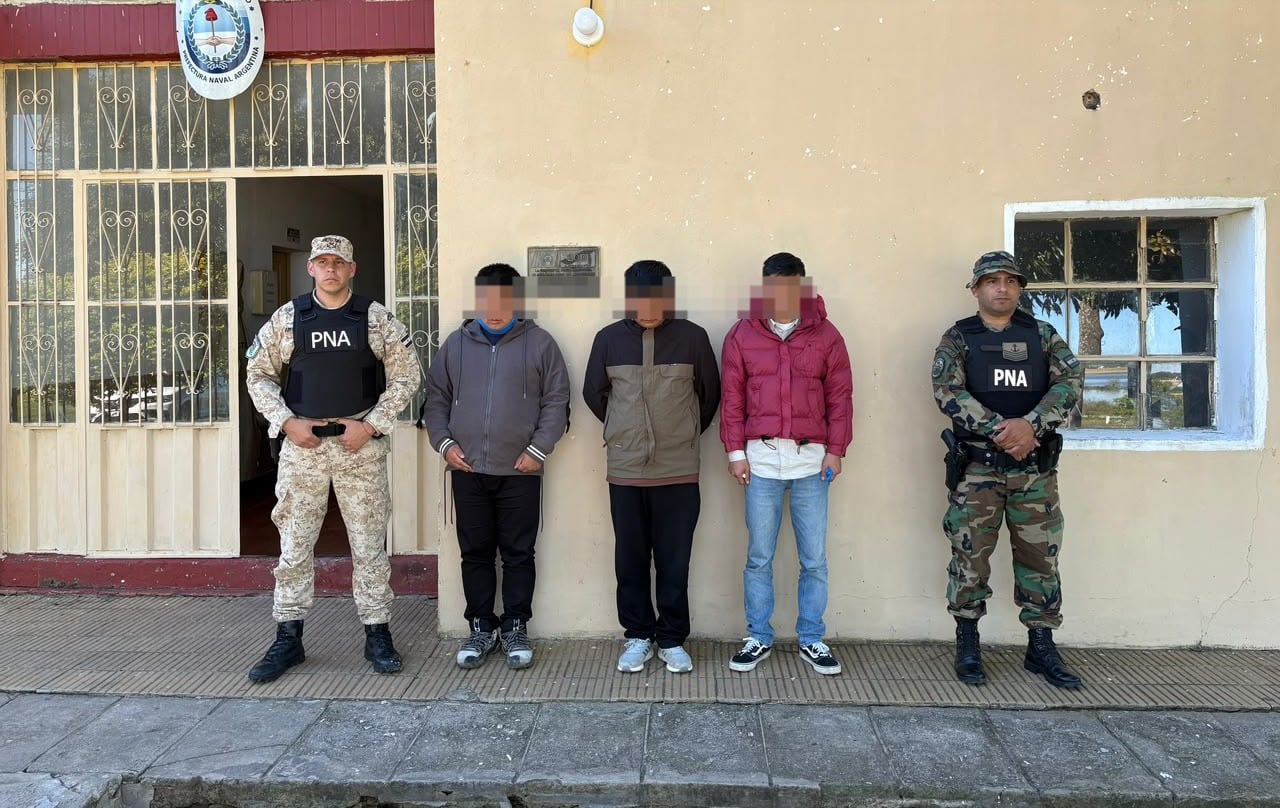 Notó algo extraño cuando fue contratado como remisero de tres ciudadanos chinos y dio aviso a la Prefectura.