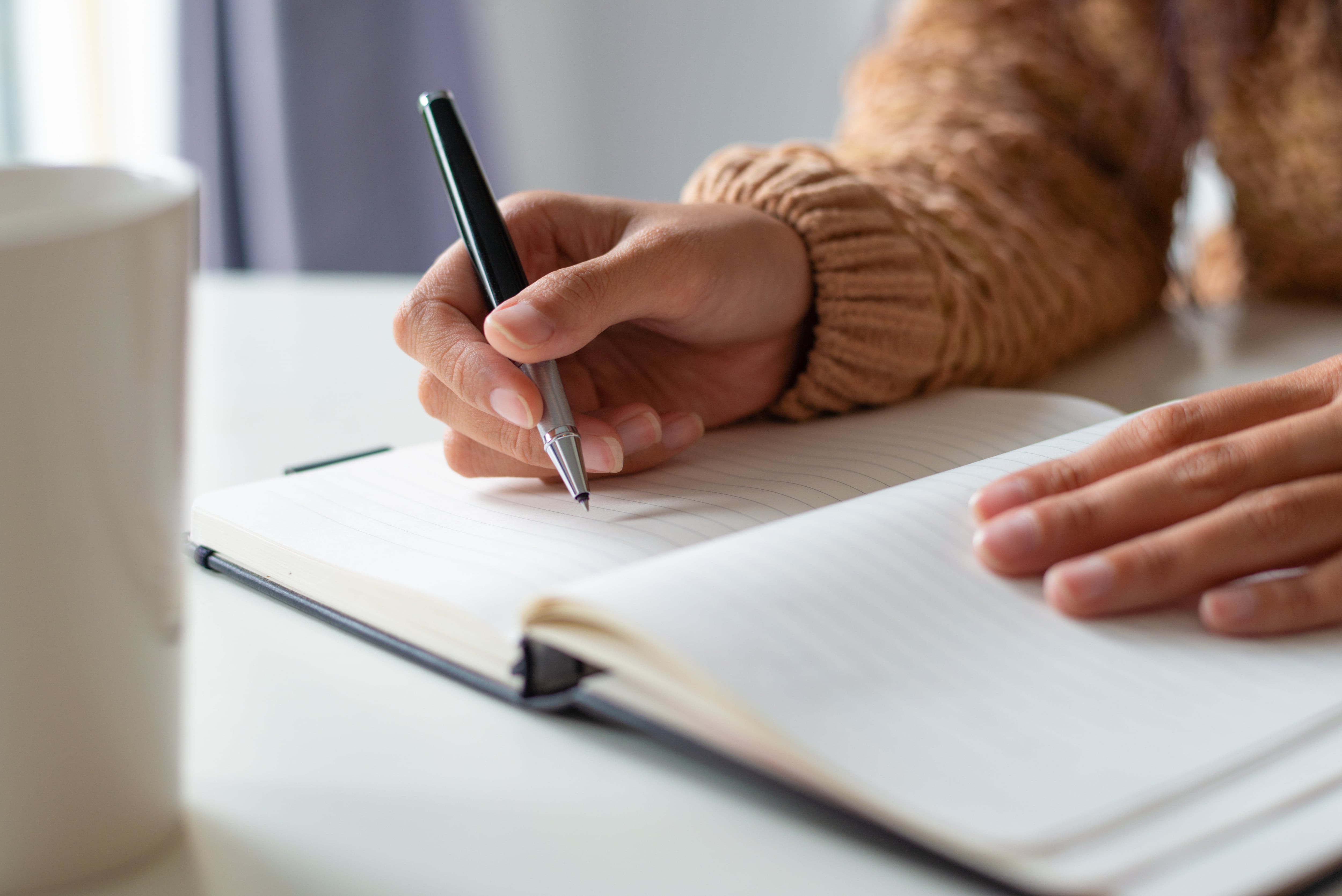 Qué delata sobre la personalidad de una persona escribir la primera letra inclinada