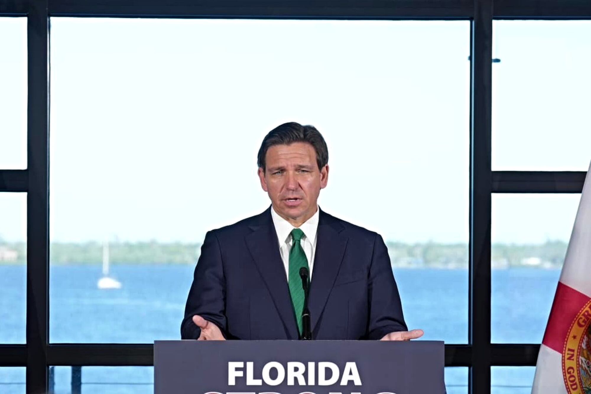 En caso de llegar a ser firmada por el gobernador Ron DeSantis, la propuesta legislativa entraría en vigor en octubre de 2026