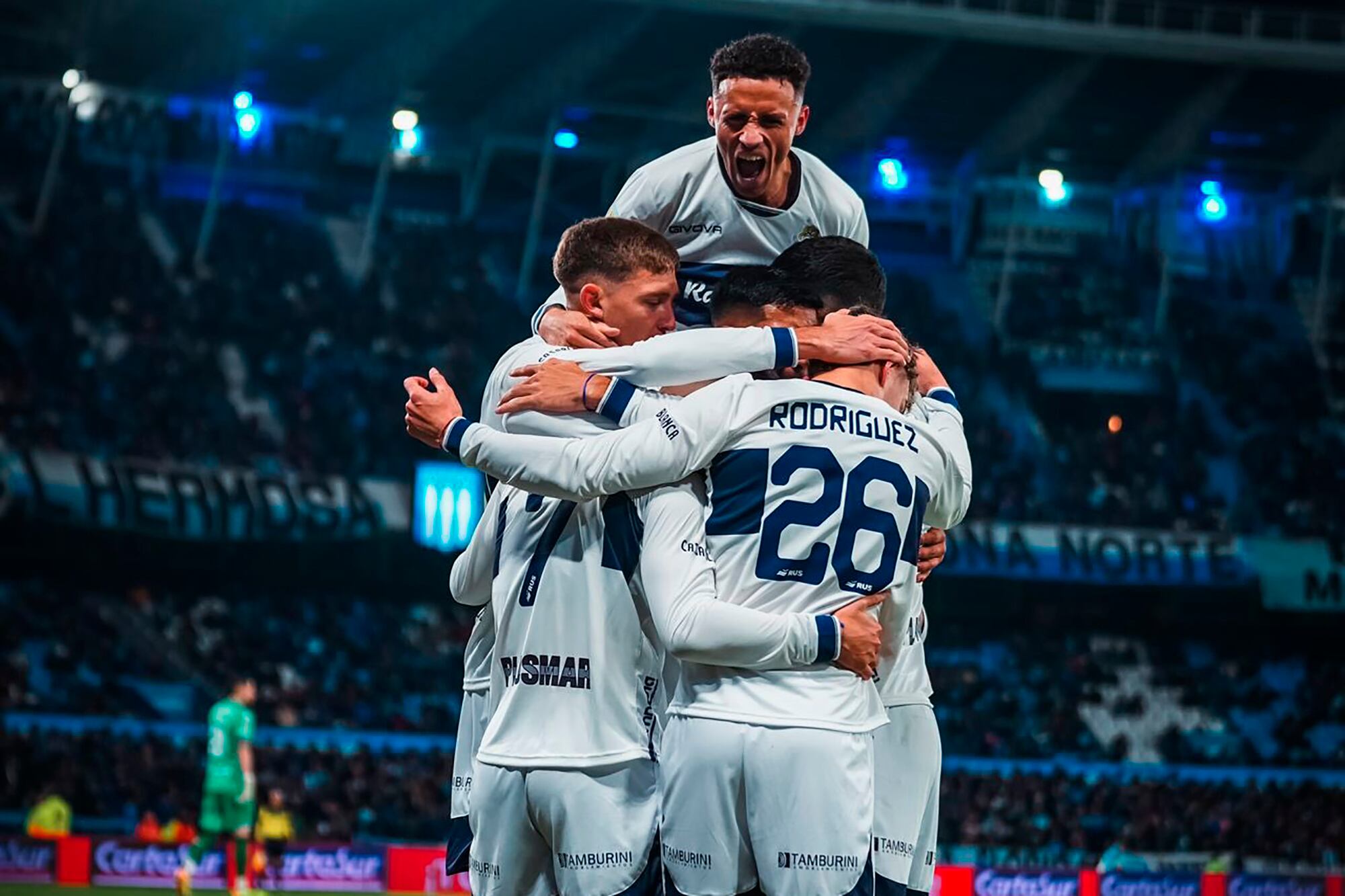 El Lobo recibe al Bicho en el bosque