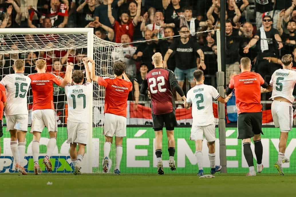 La selección de Hungría celebró la victoria por tres tanto contra uno frente a Kazajistán