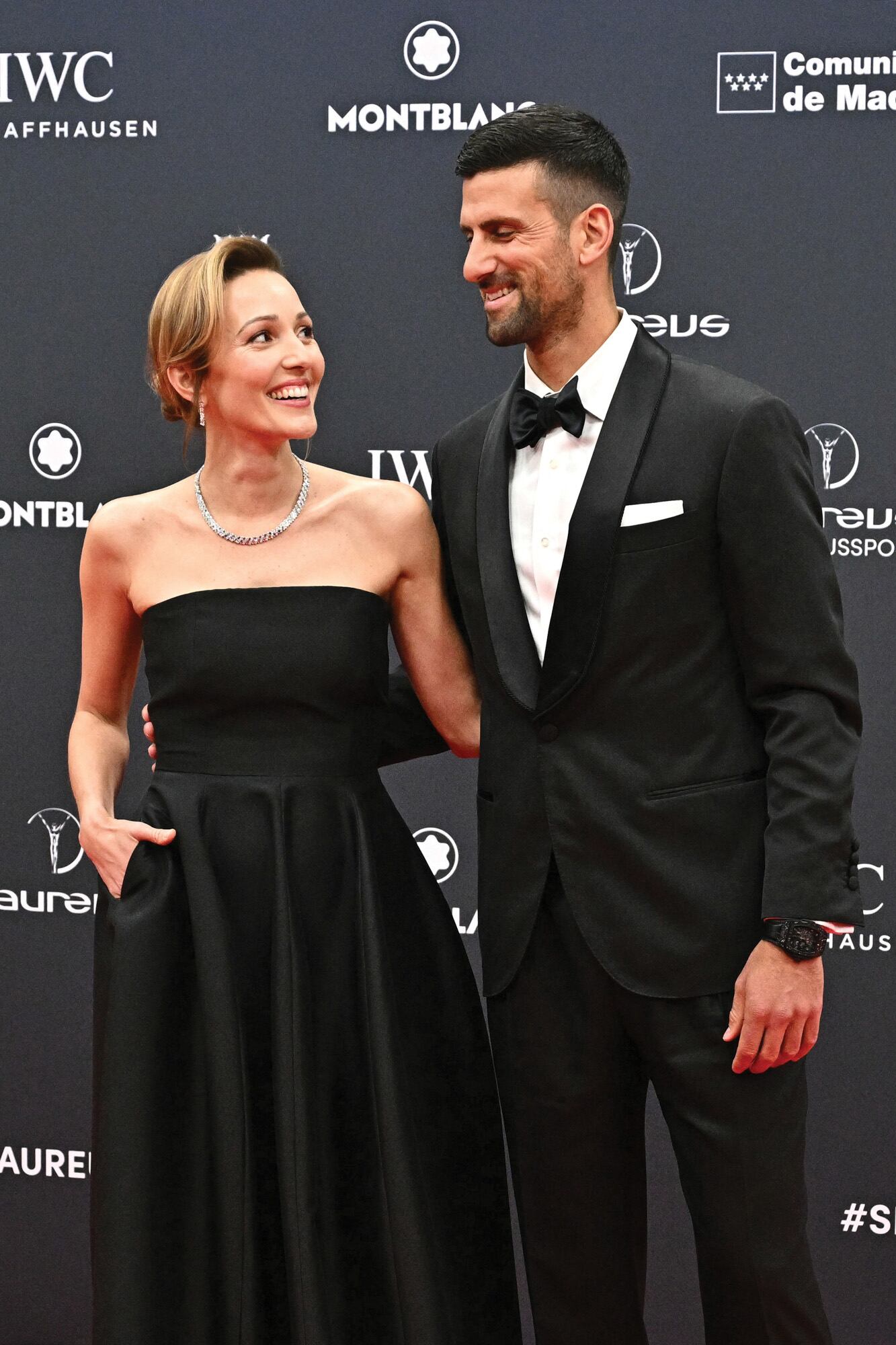 Coordinados con el mismo color, el tenista llevó un smoking con solapas de satén y moño, y su mujer, Jelena Ristic, un vestido con falda amplia y bolsillos.