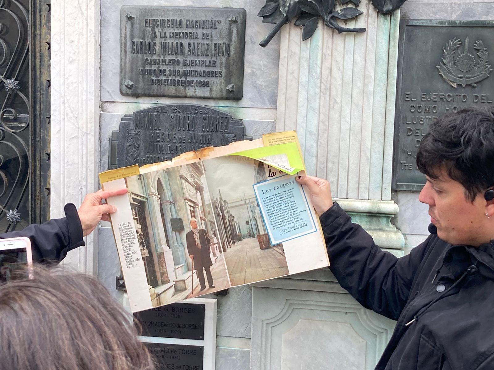 “La figura de sus antepasados son centrales para ir creando la narrativa borgeana de su vida, pero a esto le sumamos su satélite de amistades que fueron haciendo de Jorge Luis la figura en quien finalmente se convirtió