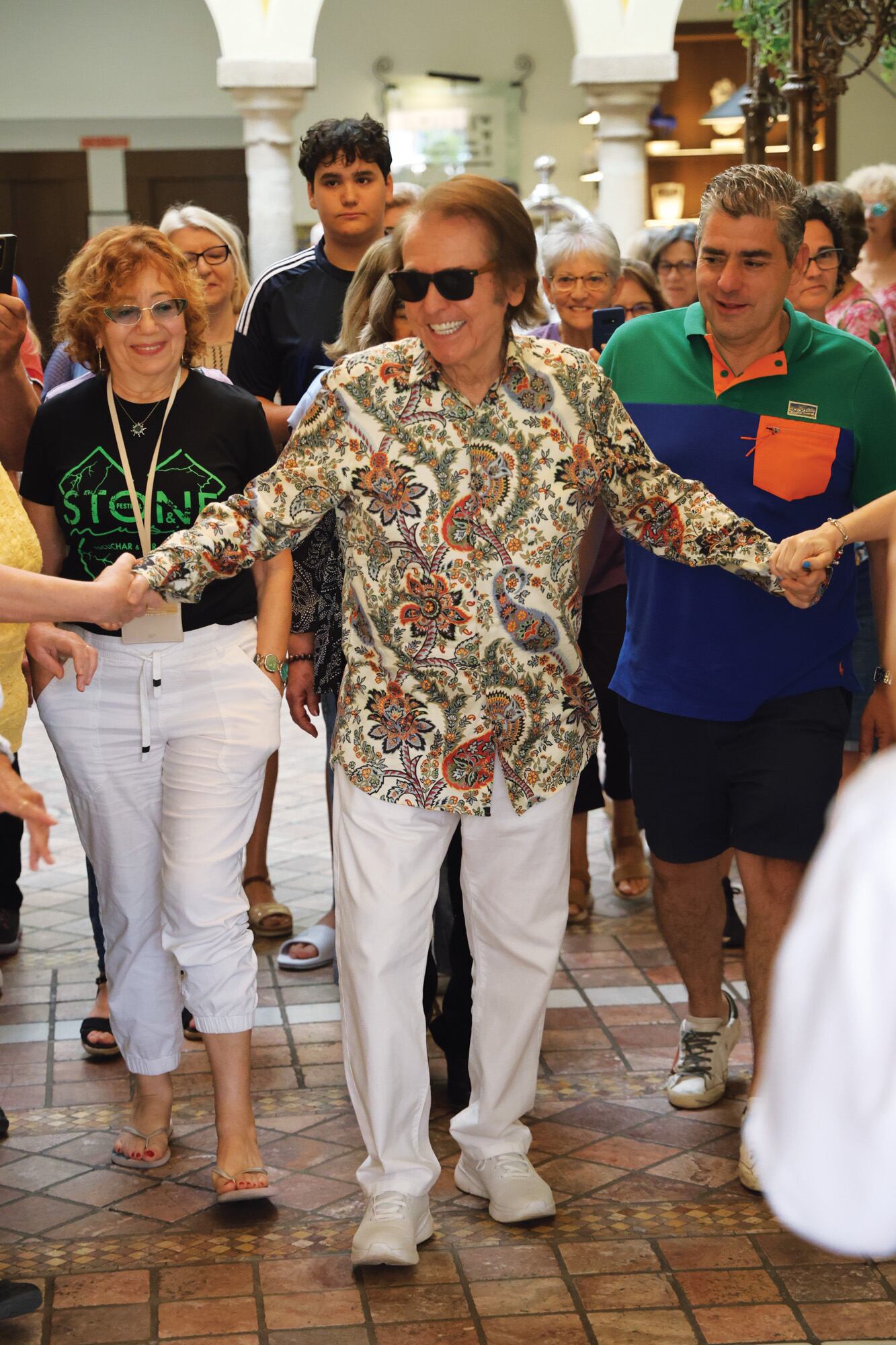 Sonriente, caminando a paso firme
y rodeado del cariño de su público,
Raphael sale del hotel en donde
se alojó en Mérida, España.