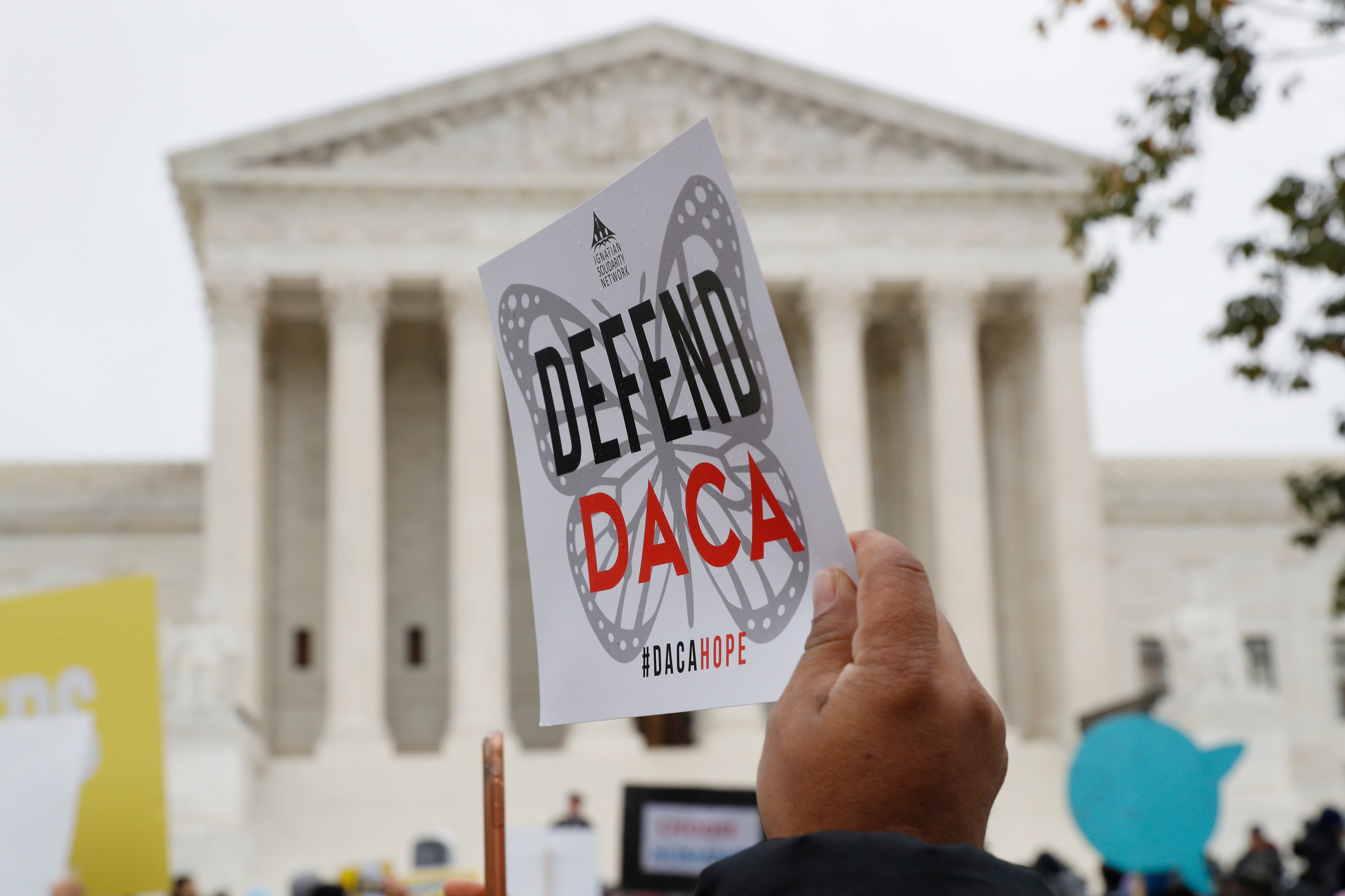 Para evitar la deportación, la especialista explicó que los beneficiarios del DACA deben evitar bases militares e instalaciones federales