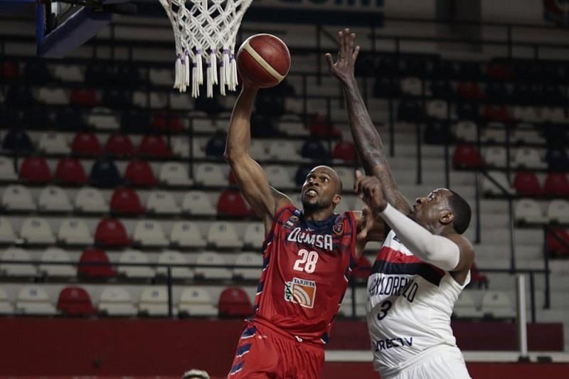 Ismael Romero, el basquetbolista que le pegó una patada a un rival durante un partido en Dubái, jugó en la Argentina, más precisamente en Quimsa