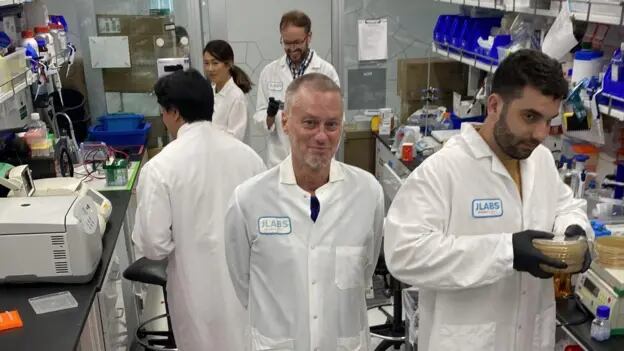 Tim Friede, rodeado de los científicos que investigan el poder de su sangre como antídoto para las mordeduras de serpientes