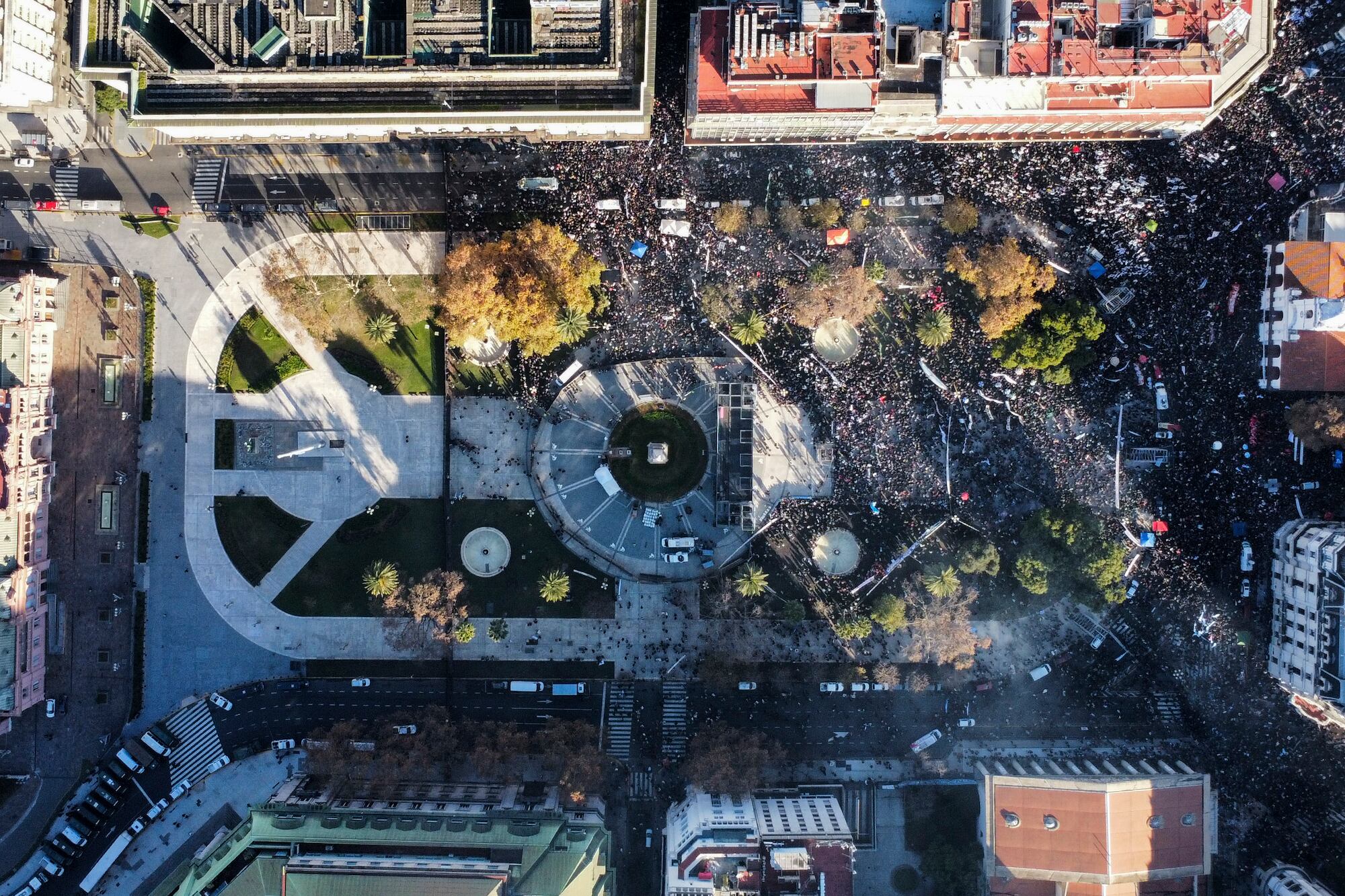 Una vista aérea de la Plaza de Mayo con los militantes a la espera del discurso por audio de Cristina Kirchner