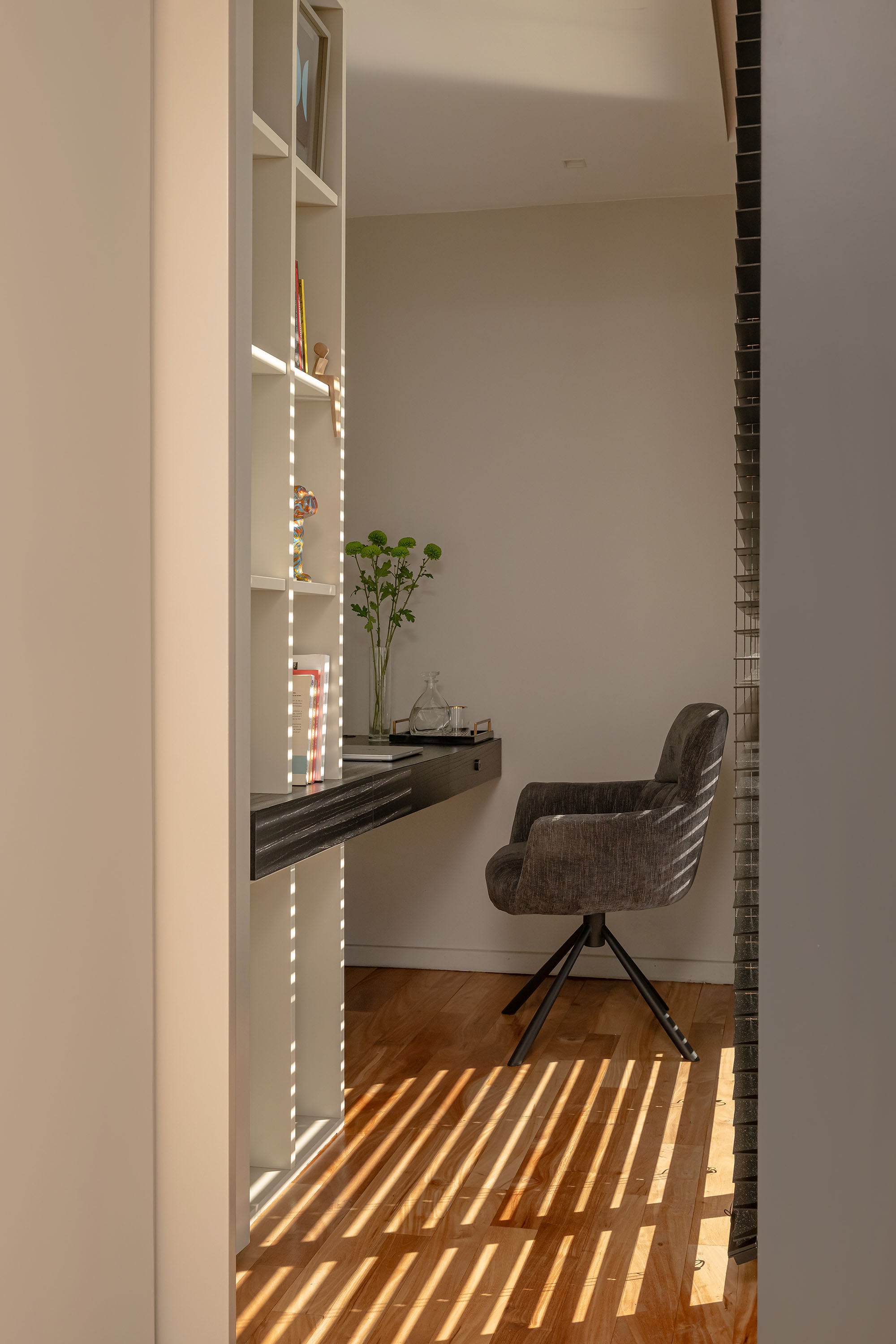 Mueble escritorio (diseño del estudio y fabricación de Carpintería P&P). Cortina americana (Hunter Douglas por Florencia Franchini). Silla (Landmark).