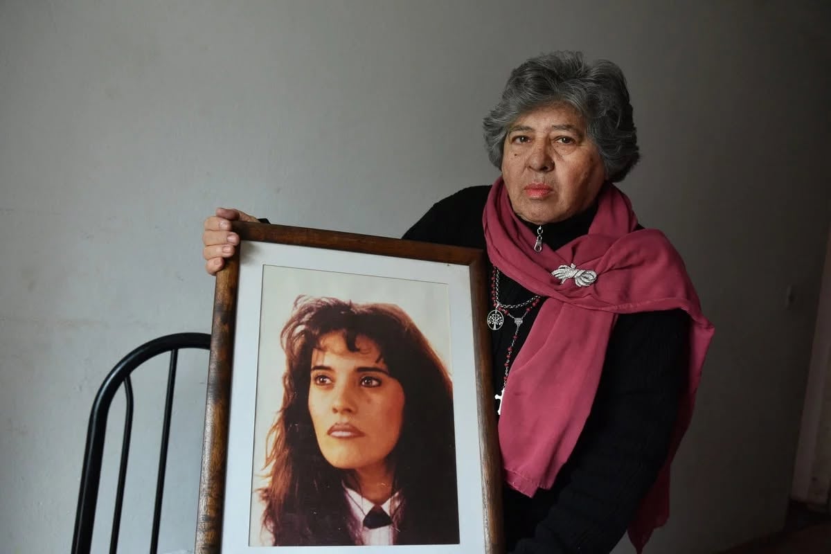 Mirtha Murúa con la foto de su hija Lilian (Foto: Asociación Víctimas de Accidentes Aéreos Argentina)