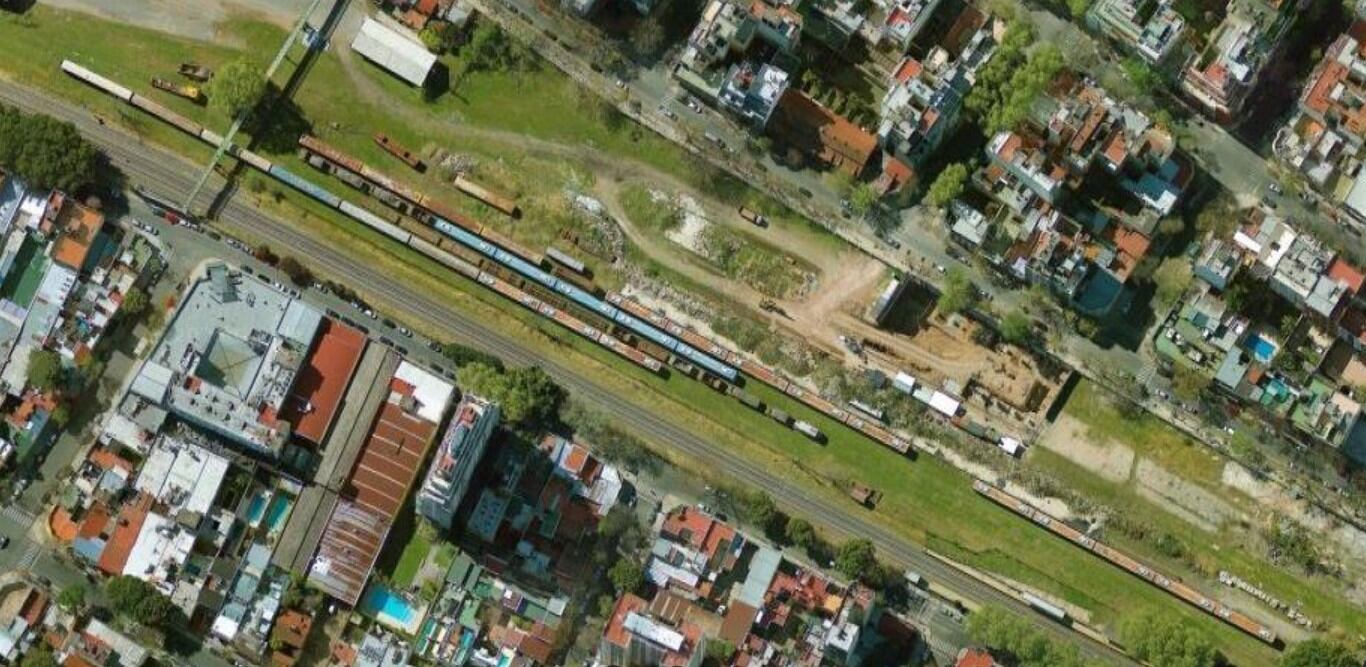 El terreno de ocupa un espacio de aproximadamente tres hectáreas delimitado por las calles Moldes, Palpa y Aguilar