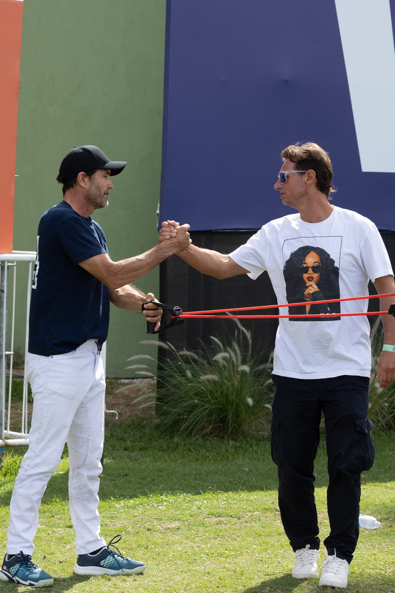 Con camiseta de Rihanna, David Nalbandián fue a saludar a su amigo, Adolfo Cambiaso