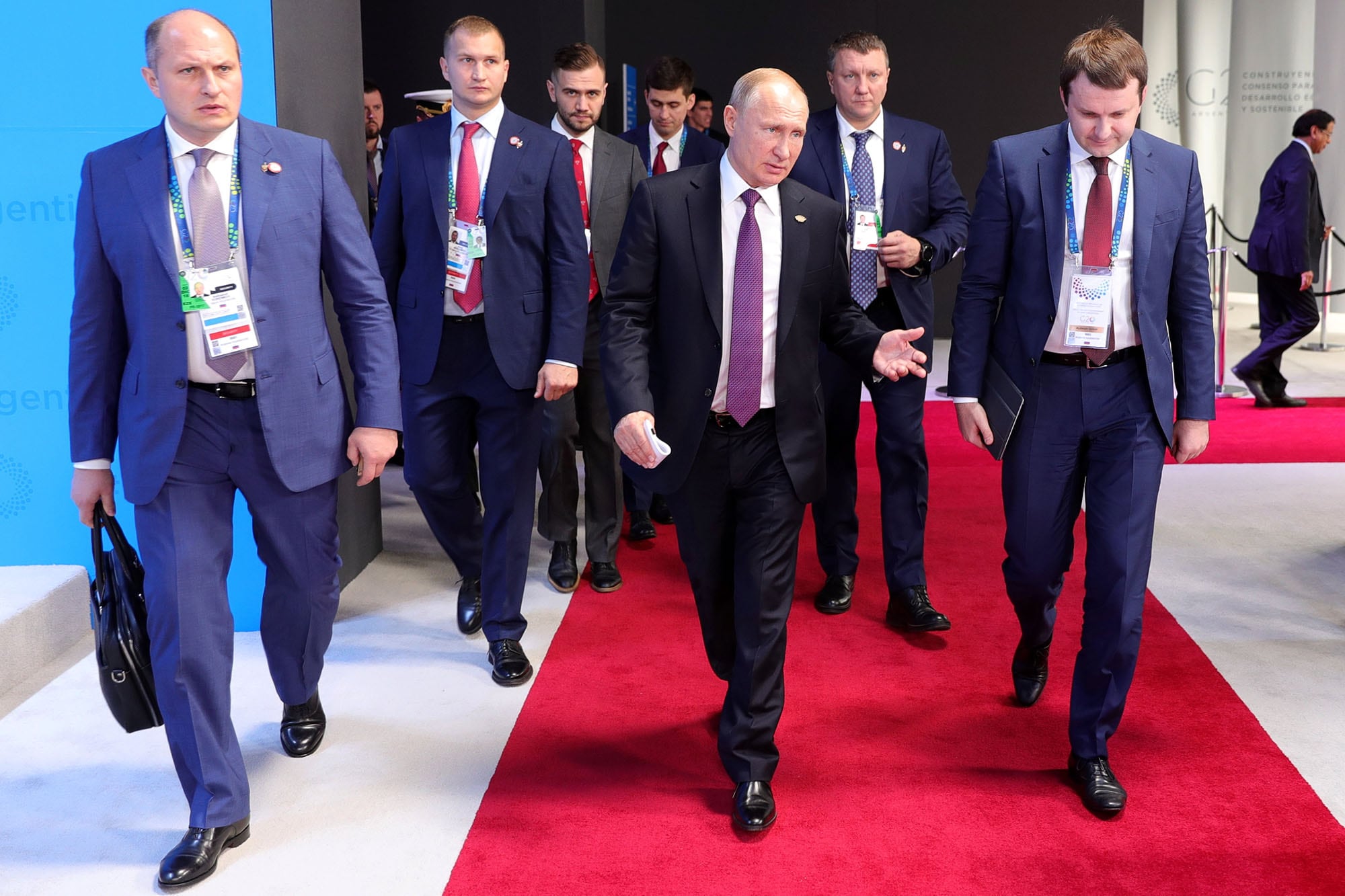 Vladímir Putin junto a sus ministros rumbo a la reunión bilateral con el presidente de Turquía