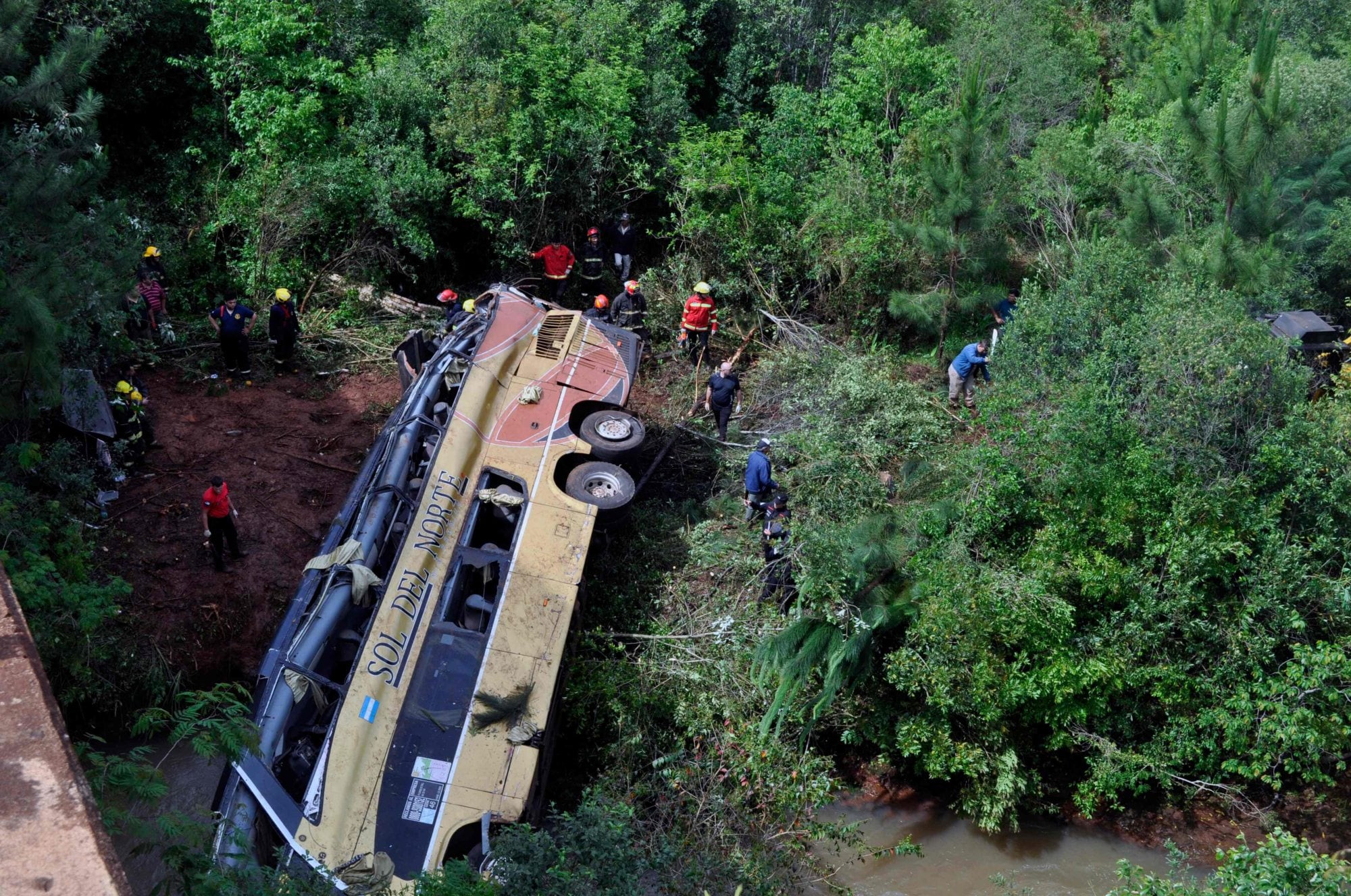 Un micro cayó a un arroyo tras chocar con un auto en Misiones y murieron nueve personas