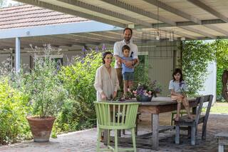 Una pareja proyectó su casa de fin de semana junto a la del campo familiar