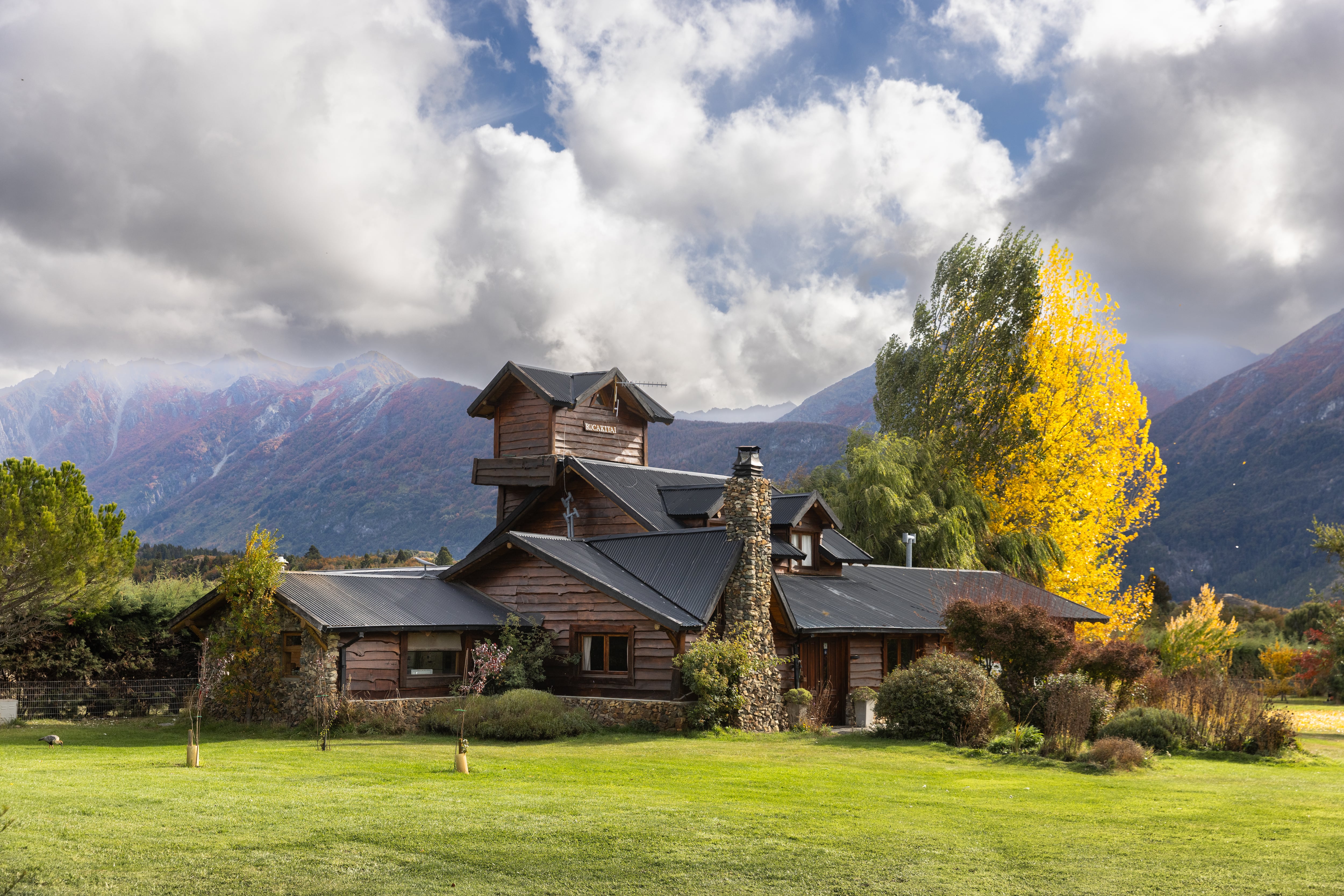 La casa principal de la posada Ruca Kitai rodeada de montañas
