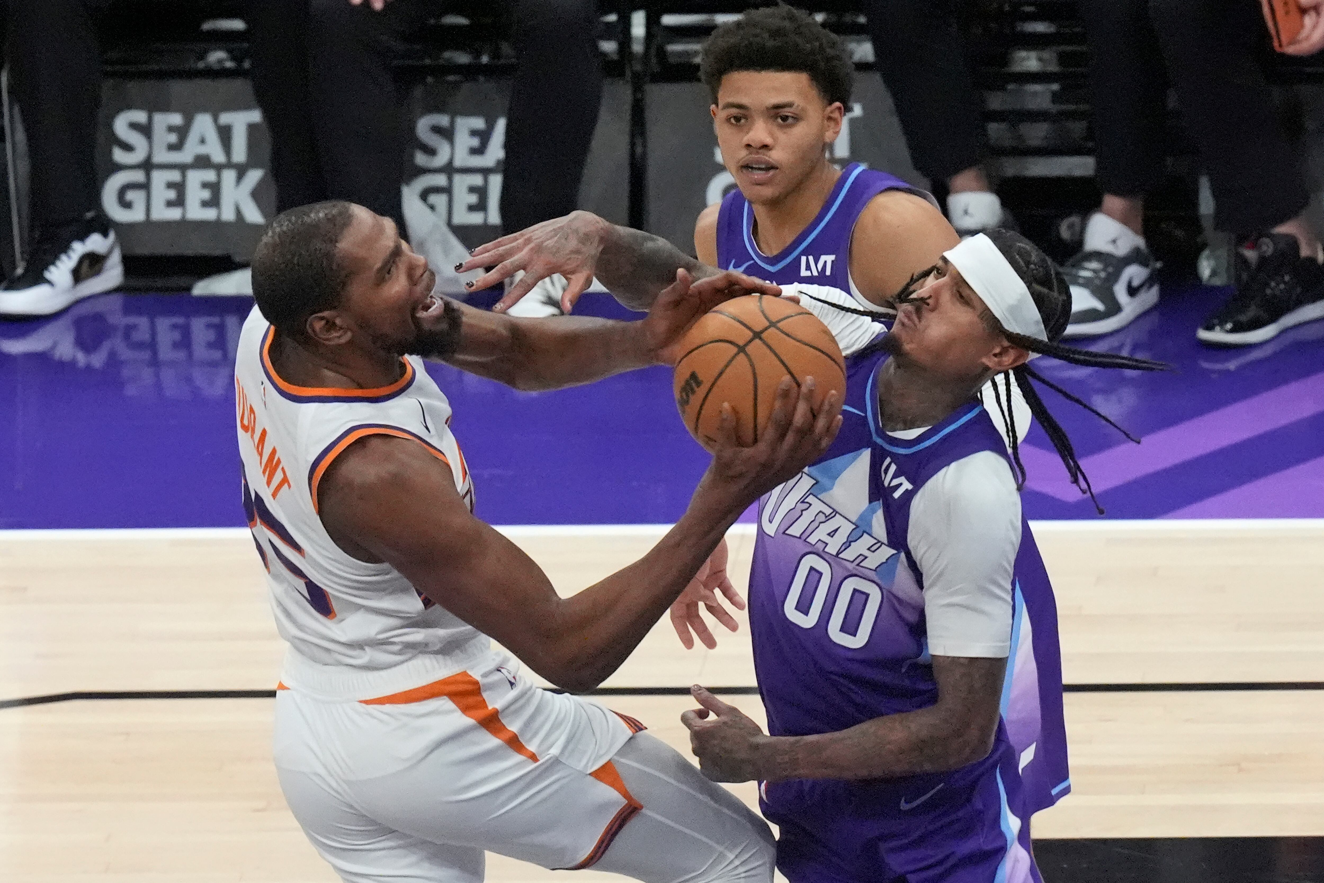 Ataca Kevin Durant y comete una infracción Jordan Clarkson: Phoenix Suns e Utah Jazz se medirán en otra jornada de NBA.