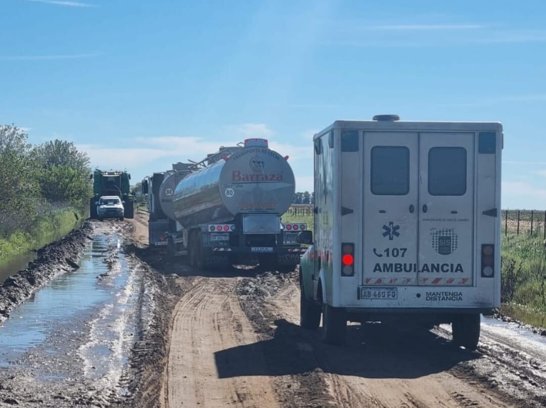 Buenos Aires: en el campo hay quejas porque faltaron obras para controlar las inundaciones 8 Una ambulancia que acudió a auxiliar a una persona en el campo