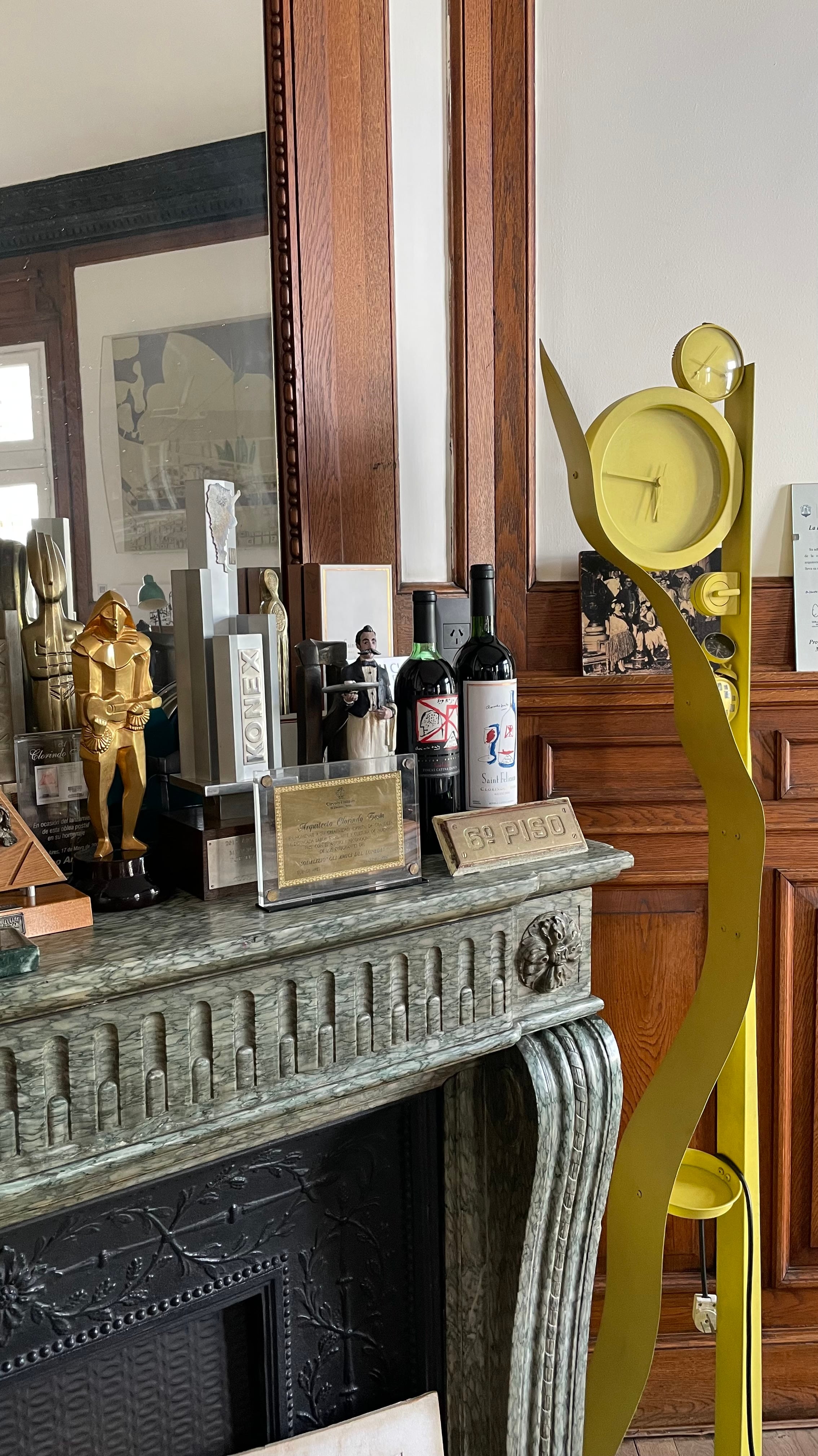 Sobre el hogar de mármol, premios que Testa recibió en vida y botellas de vino cuyas etiquetas llevan su trazo.