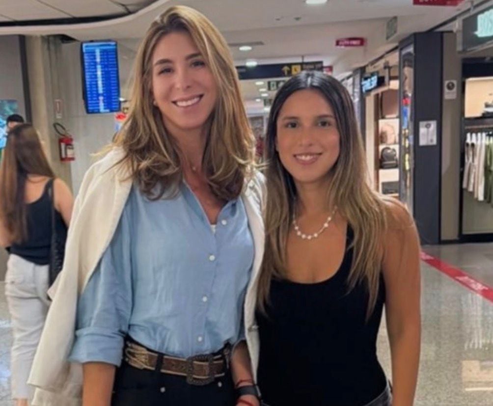 Agostina Páez junto a su abogada