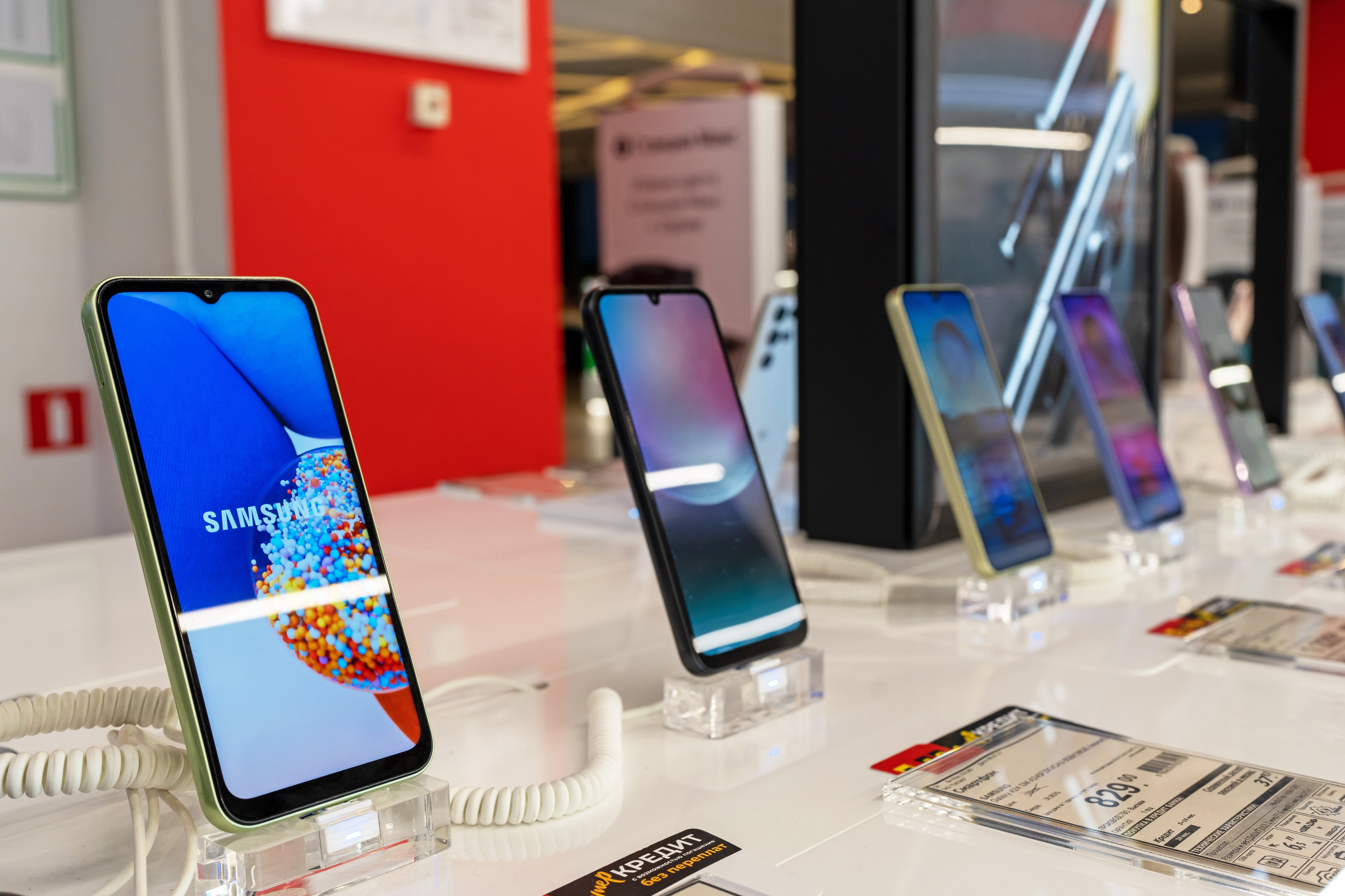 Las compañías con presencia en Tierra del Fuego, como Samsung o Motorola, dicen que sus precios siguen siendo competitivos respecto de los importados