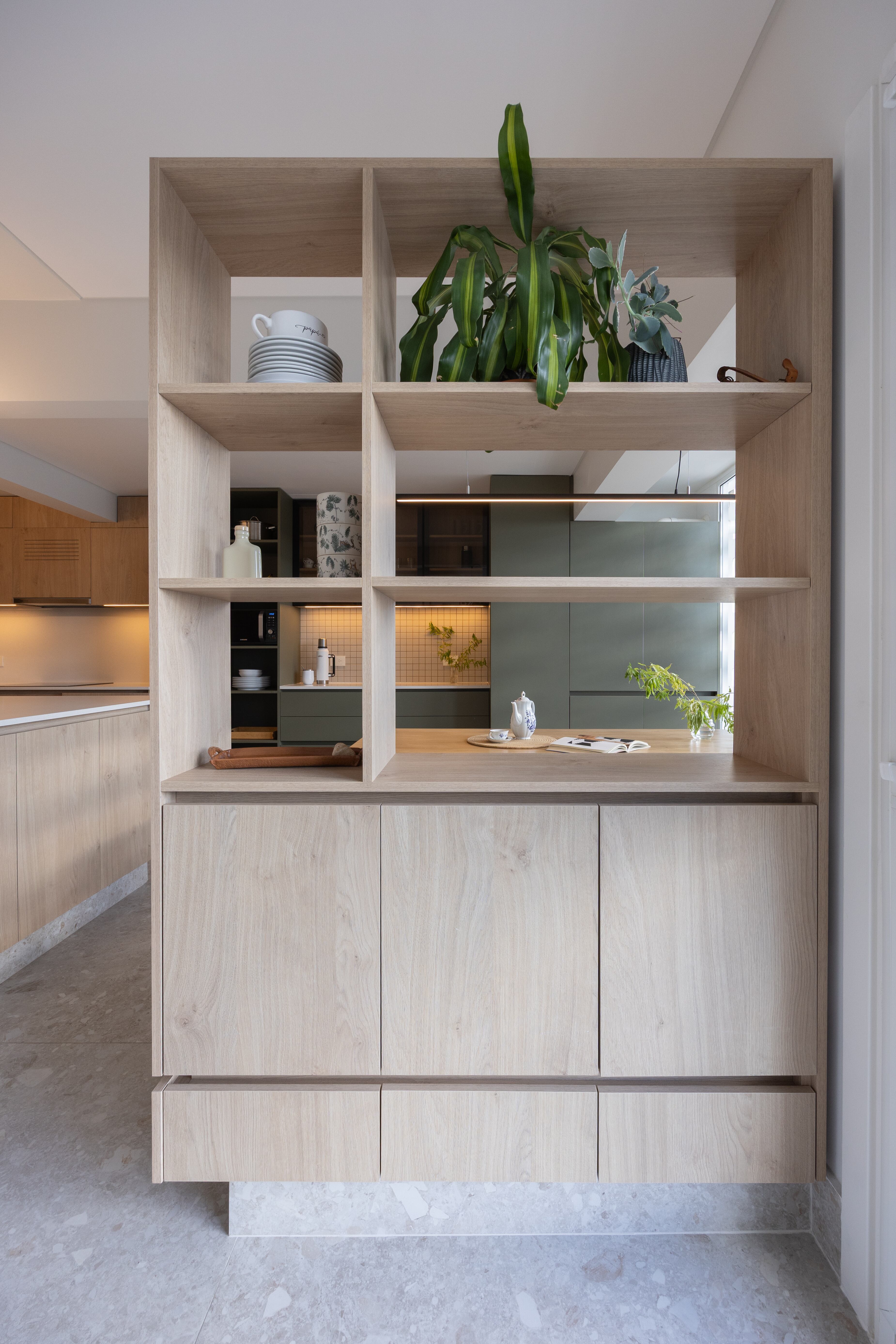 Mueble y estantes divisorios, en Melamina Roble Kendall Natural (Egger).
