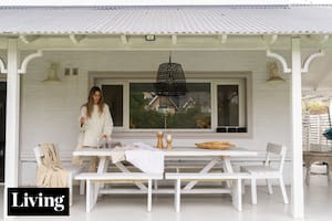 Para actualizar la casa que compraron en Rincón de Milberg, la pintaron toda de blanco