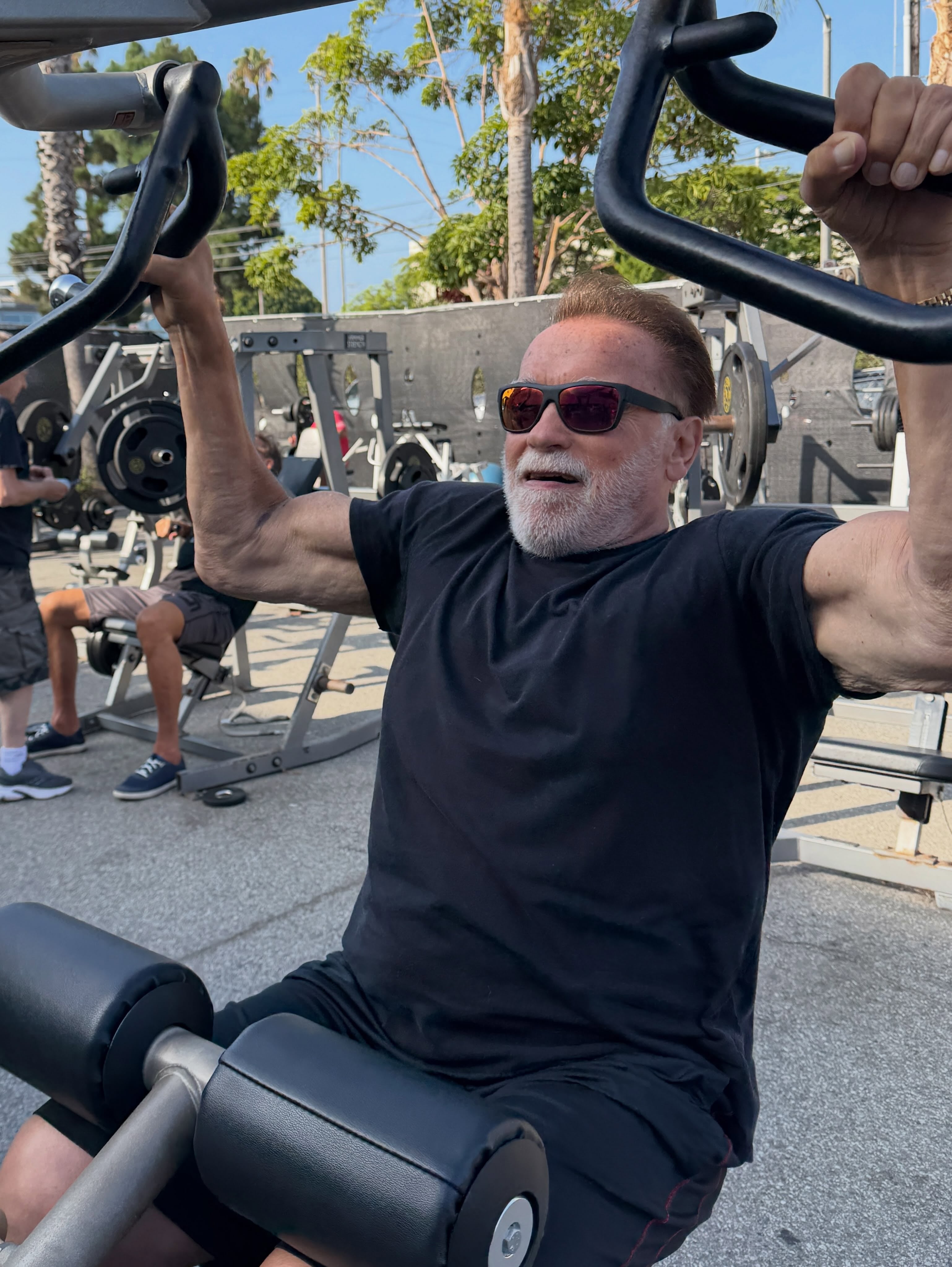 El actor propone enfocar el entrenamiento en movimientos compuestos amplios que trabajen todo el cuerpo de forma eficiente un par de veces por semana
