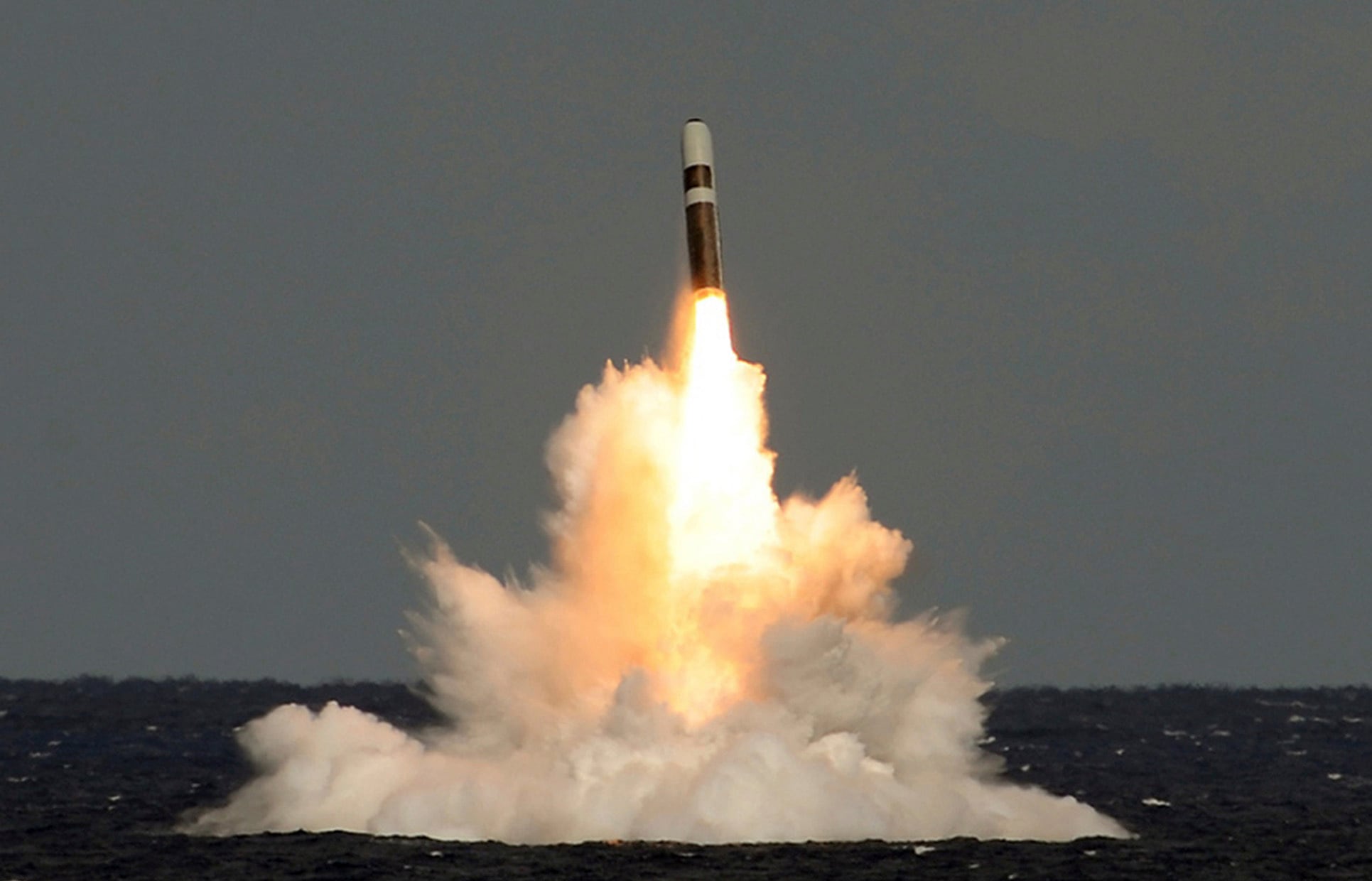 En este cuadro de un video publicado el miércoles 21 de febrero de 2024 por el Ministerio de Defensa del Reino Unido se muestra el disparo de un misil desde el HMS Vigilant, que lanzó un misil balístico no armado Trident II