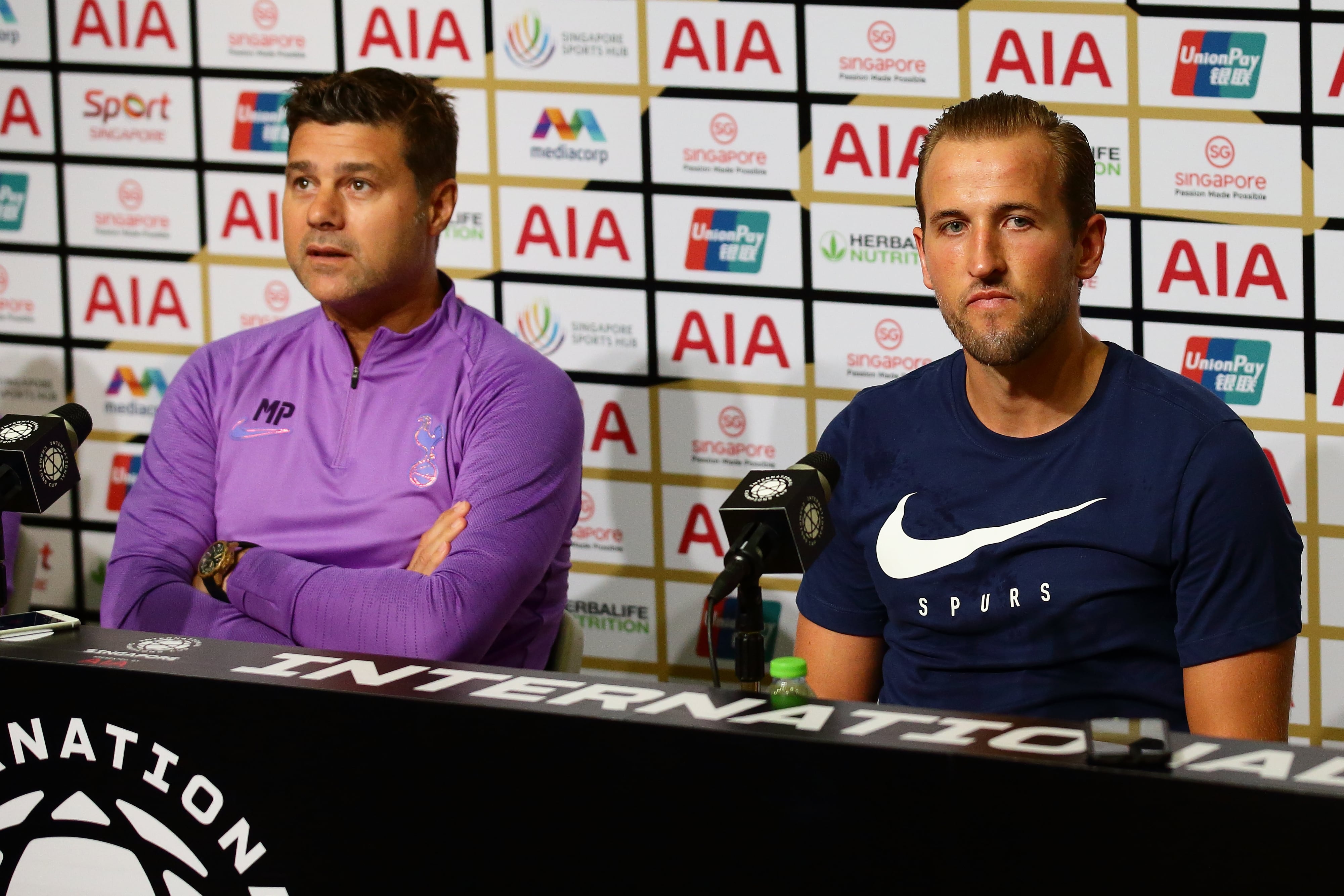 El entrenador Mauricio Pochettino y Harry Kane, del Tottenham Hotspur, durante una conferencia de prensa en el Estadio Nacional de Singapur el 19 de julio de 2019