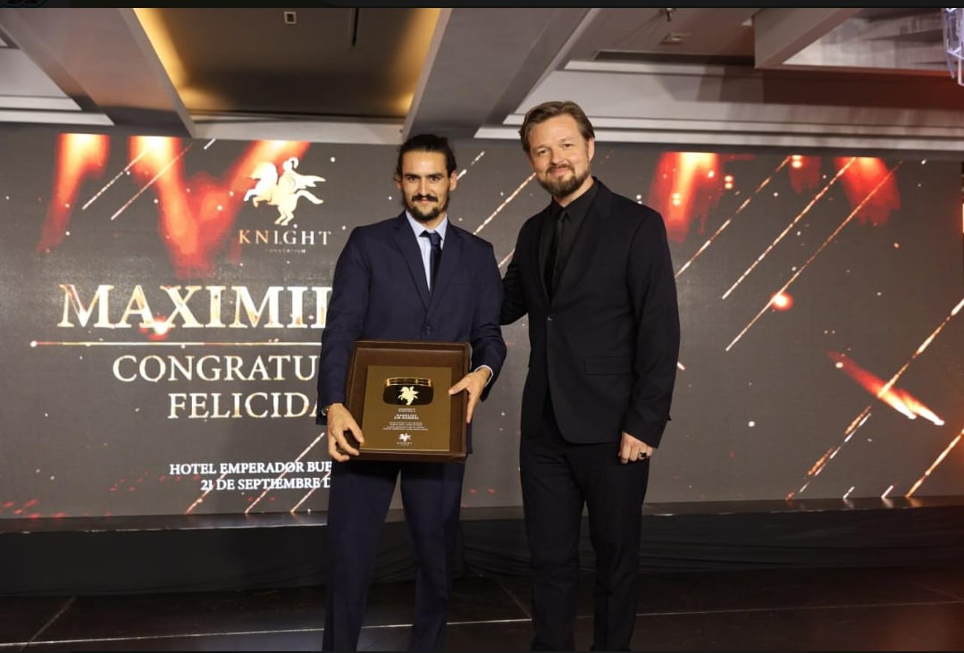Maximiliano Braga recibe el premio de Rainbowex / Knight Consortium en el evento del Hotel Emperador de Buenos Aires