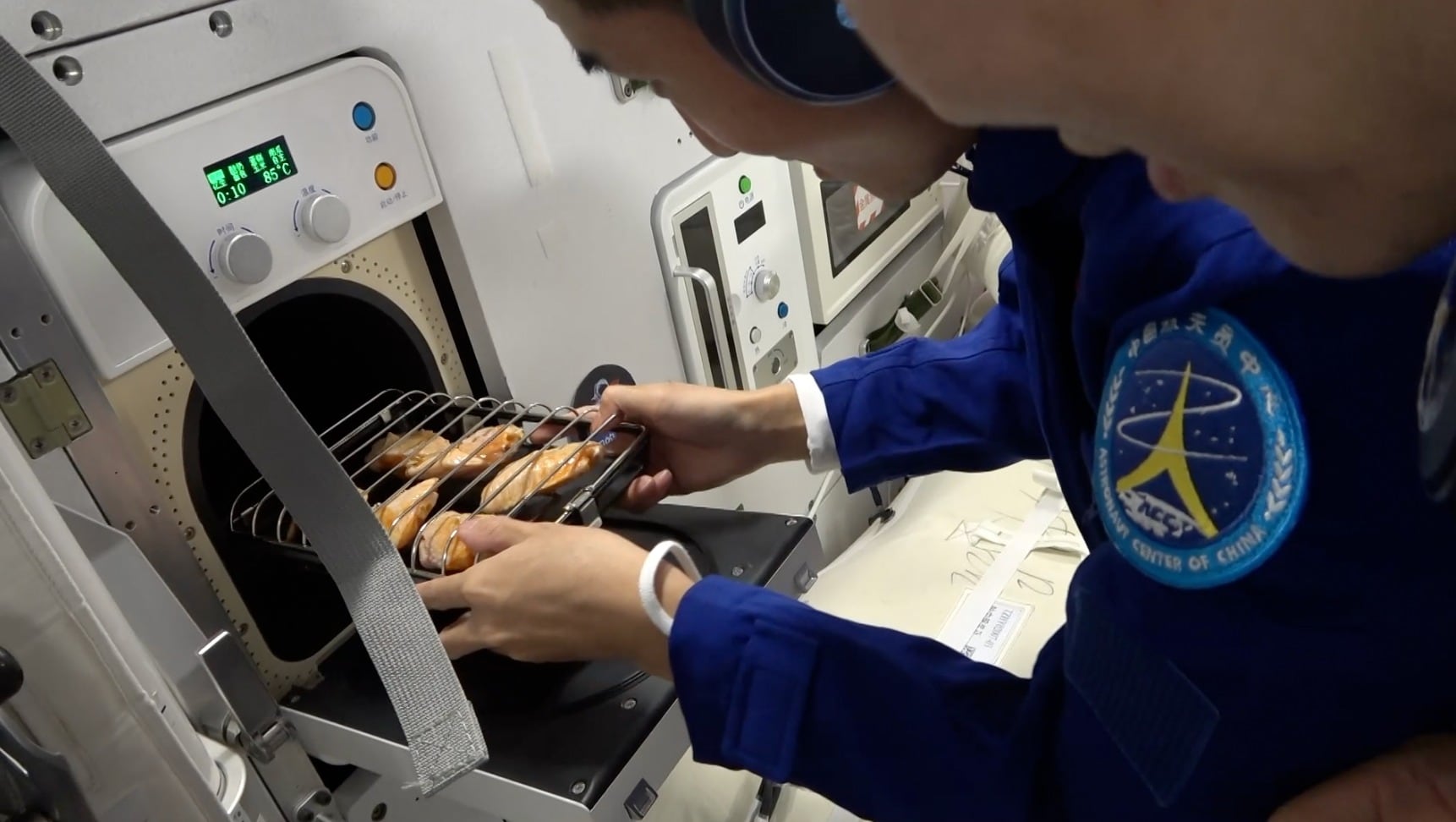 La estación espacial Tiangong cuenta ahora con un horno especialmente diseñado para funcionar en el espacio; la intención es que los astronautas, que pasan seis meses en la estación, tengan una mayor variedad de alimentación