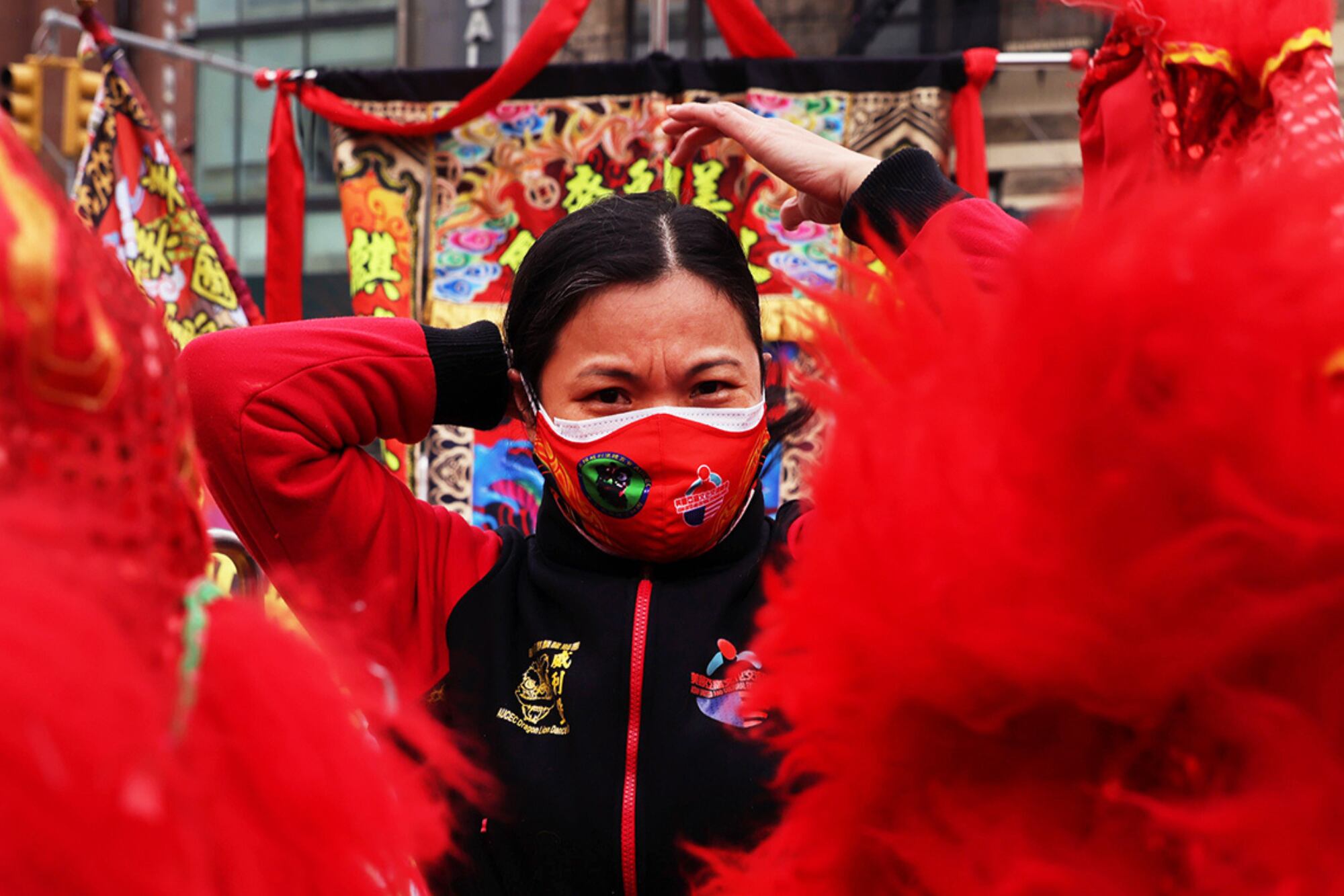 Bailarines chinos tradicionales actúan en una ceremonia del Año Nuevo Lunar en Chinatown en la ciudad de Nueva York