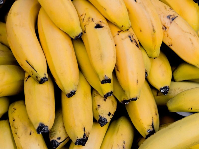 El truco para mantener las bananas amarillas y frescas durante días: así se debe guardar