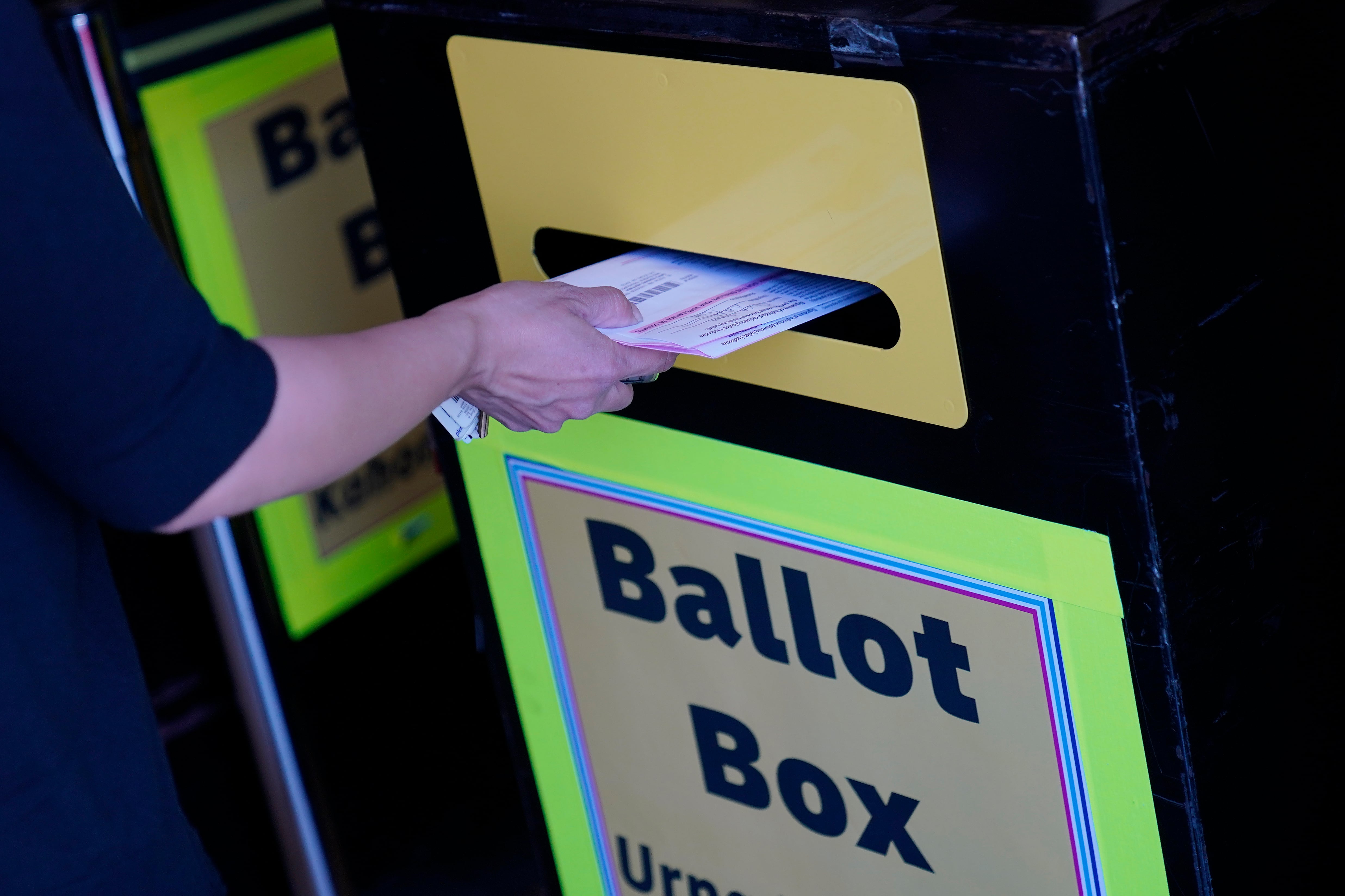 Un error informático en Nueva Jersey provocó la inscripción accidental de aproximadamente 6600 personas no ciudadanas en el padrón electoral, de las cuales cerca de 400 emitieron votos (AP Foto/John Locher, Archivo)