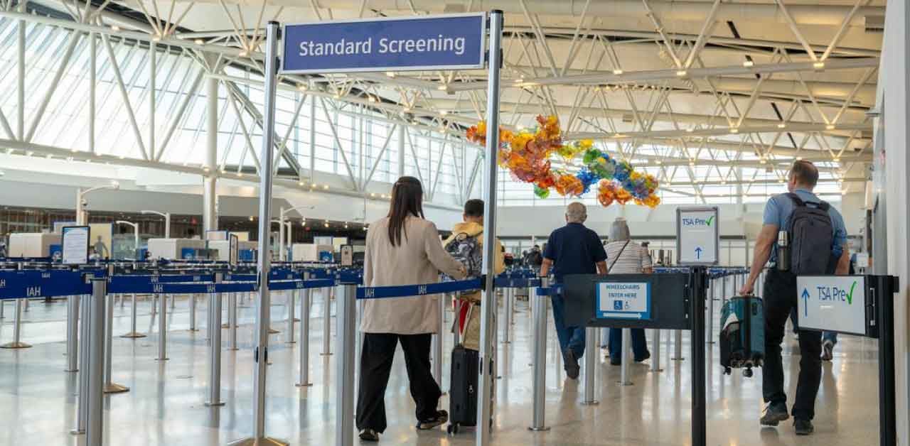 El Aeropuerto Intercontinental George Bush de Houston reporta demoras de 150 minutos por el cierre parcial del gobierno y la falta de personal de la TSA