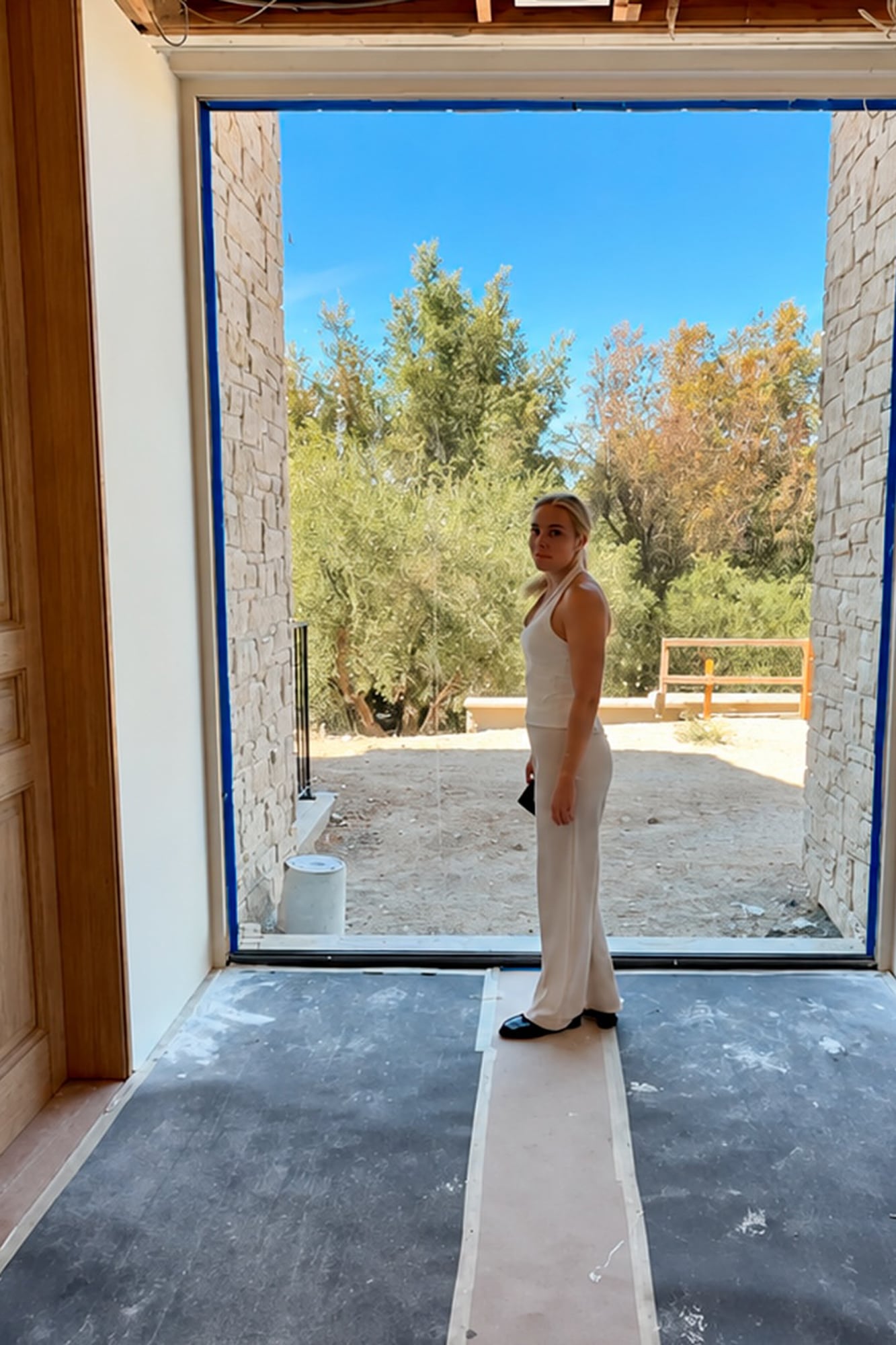 Se conoce que pagó US$15 millones por el terreno en 2020, que, según Architectural Digest, pertenecía anteriormente a Miley Cyrus