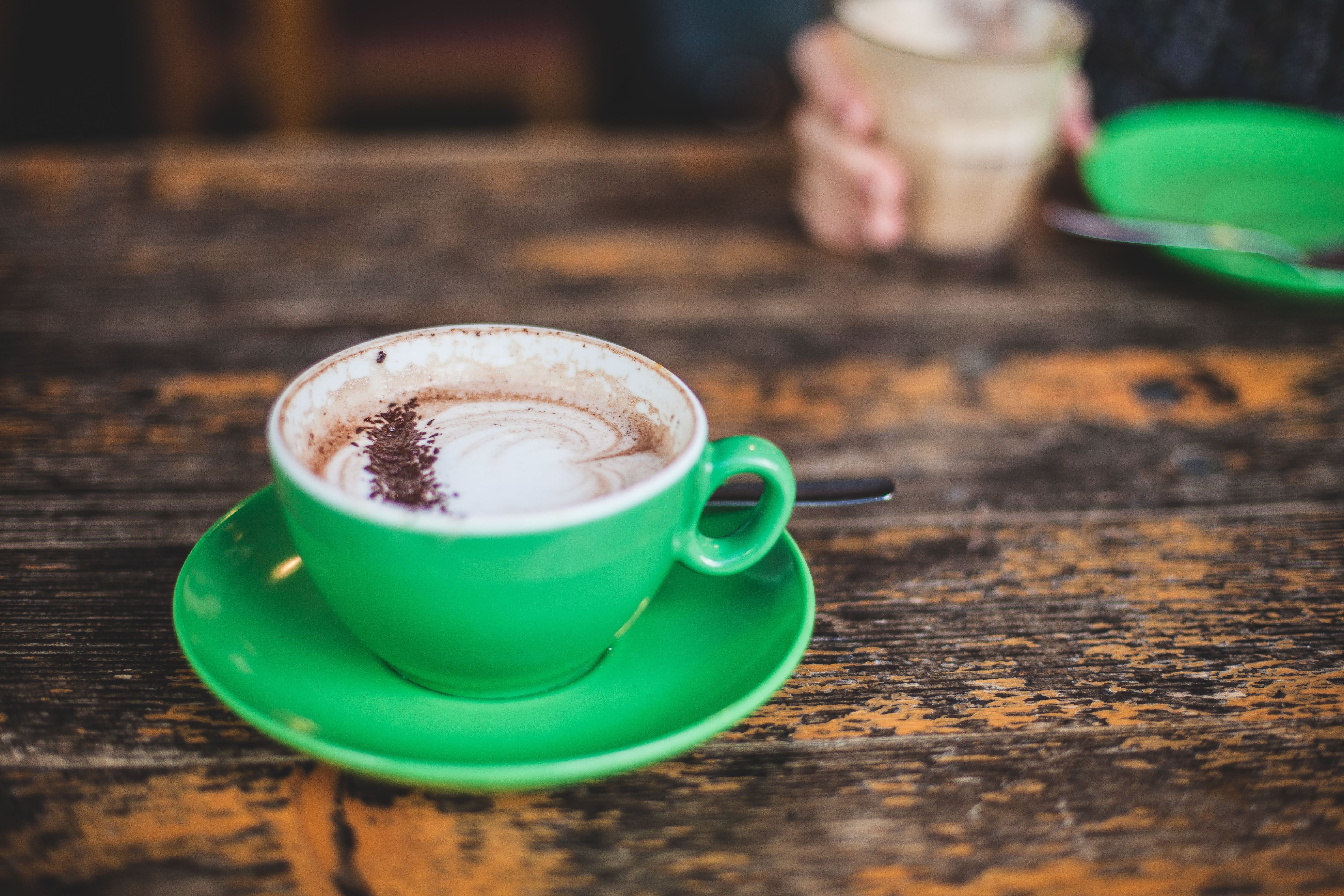 Los especialistas coinciden en que la clave para alcanzar los beneficios del café está en la moderación y en evitar preparaciones con grandes cantidades de azúcar, jarabes, cremas o ingredientes ultraprocesados