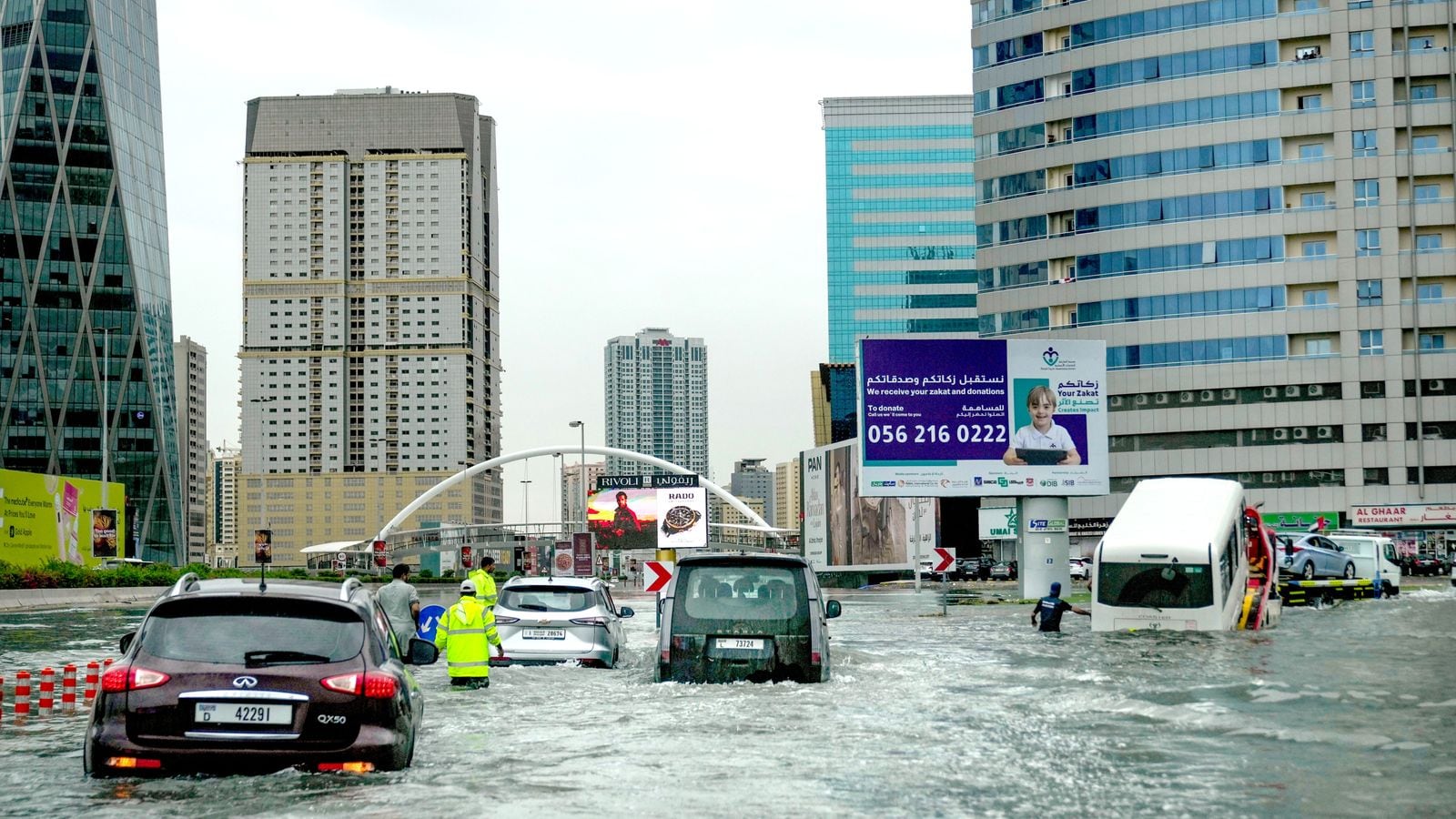 Emiratos Árabes Unidos: fuertes tormentas provocaron inundaciones y afectaron a Dubái y otras ciudades